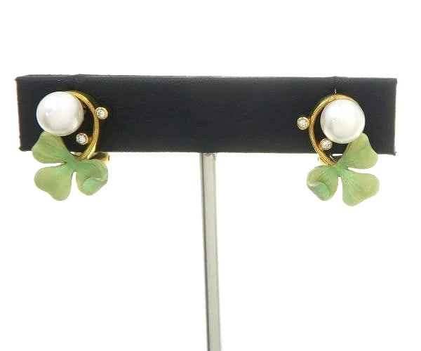 Masriera Pearl Diamond Green Enamel Flower Leaf 18k Yellow Gold Stud Earrings: Masriera Pearl Diamond Green Enamel Flower Leaf 18k Yellow Gold Stud Earrings Item Specifics: Number Of Diamonds: 4 Shape: Flower Closure: Omega Back Occasion: Anniversary Birthday Christening