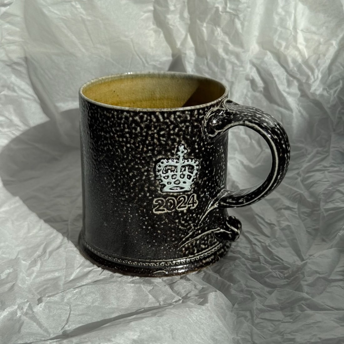 Harrison Steve 2024 Crown Salt Glaze Mug Black Yellow Diameter 2.7in With Box: Harrison Steve 2024 Crown Salt Glaze Mug Black Yellow Diameter 2.7in With Box Item Specifics: Number Of Items In Set: NA Convention/Event: NA Shape: Round Occasion: All Occasions Keeps Cold For: NA Si