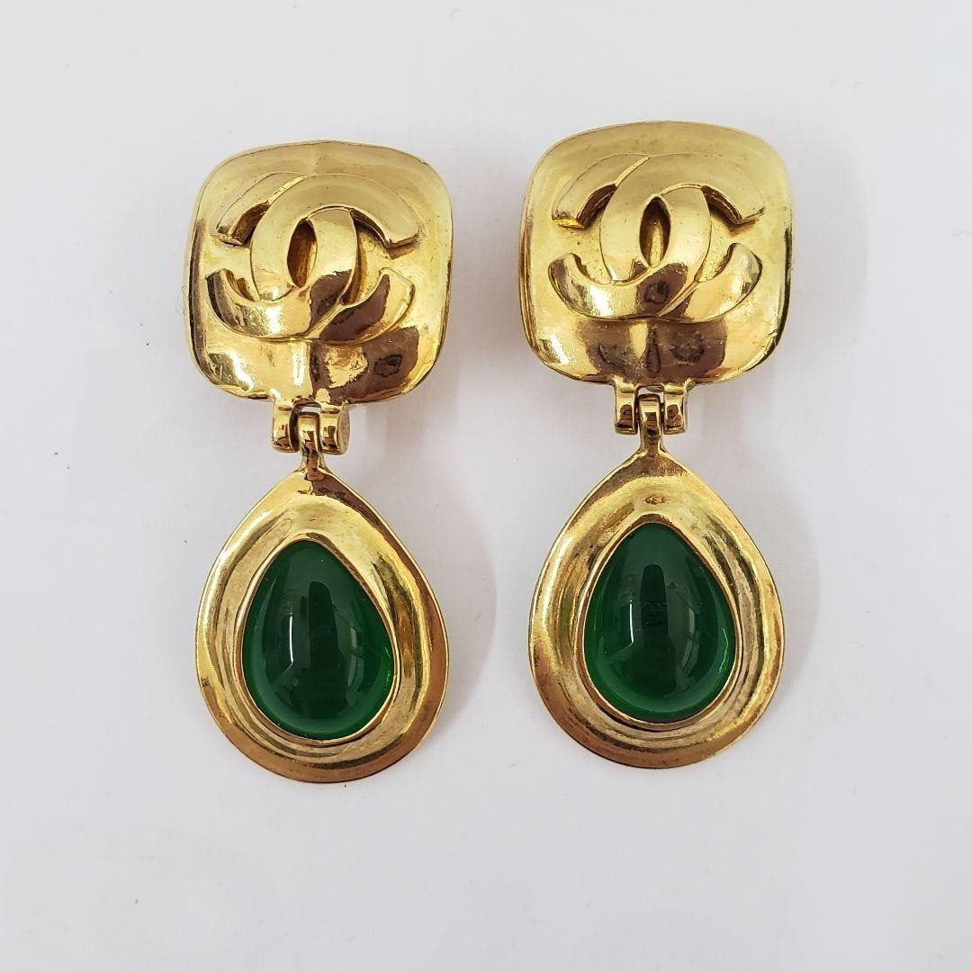 Vintage CHANEL 97P Coco Mark CC Green Gripoix Dangle Earring with Original Box: Vintage CHANEL 97P Coco Mark CC Green Gripoix Dangle Earring with Original Box Item Specifics: Brand: CHANEL Type: Gripoix Closure: Clip-on Color: Gold Style: Earrings Main Stone Color: Green