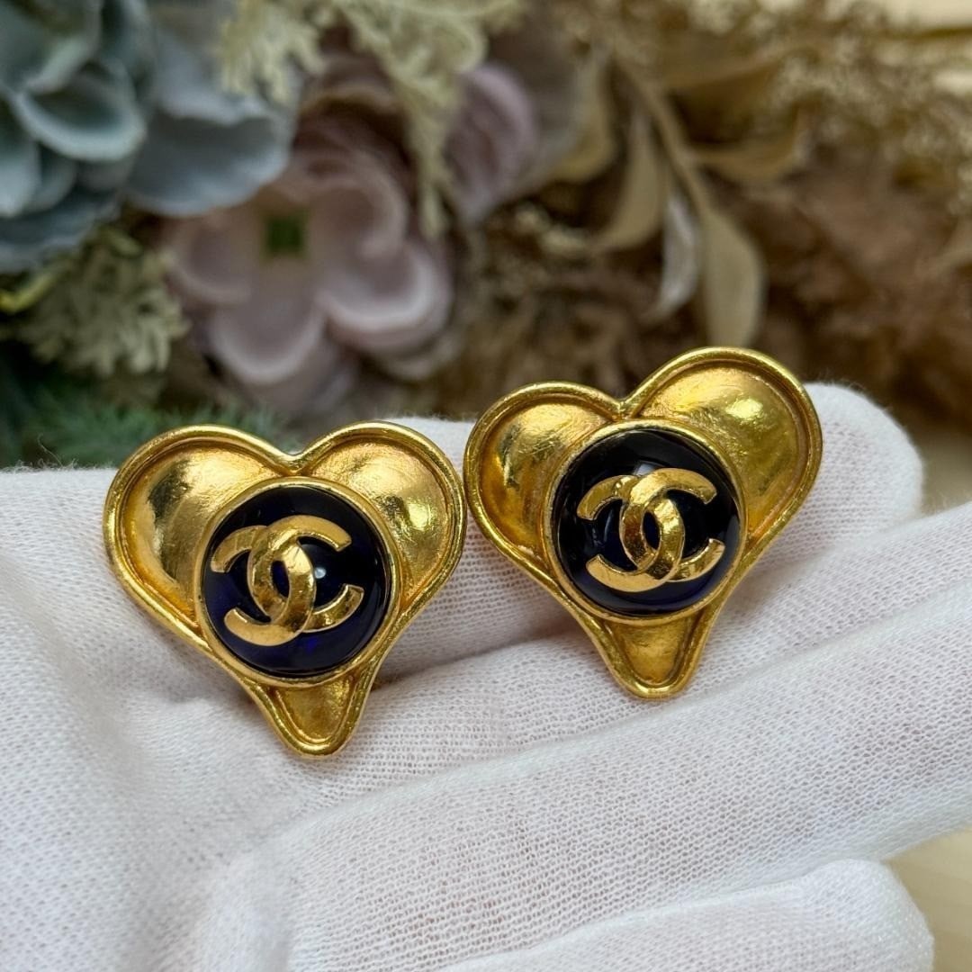 Vintage CHANEL 95P Coco Mark CC Heart Motif Gripoix Clip-on Earring: Vintage CHANEL 95P Coco Mark CC Heart Motif Gripoix Clip-on Earring Item Specifics: Brand: CHANEL Type: Earrings Closure: Clip-On Color: Gold Style: Clip-On Main Stone Color: dark blue Number Of Gemst