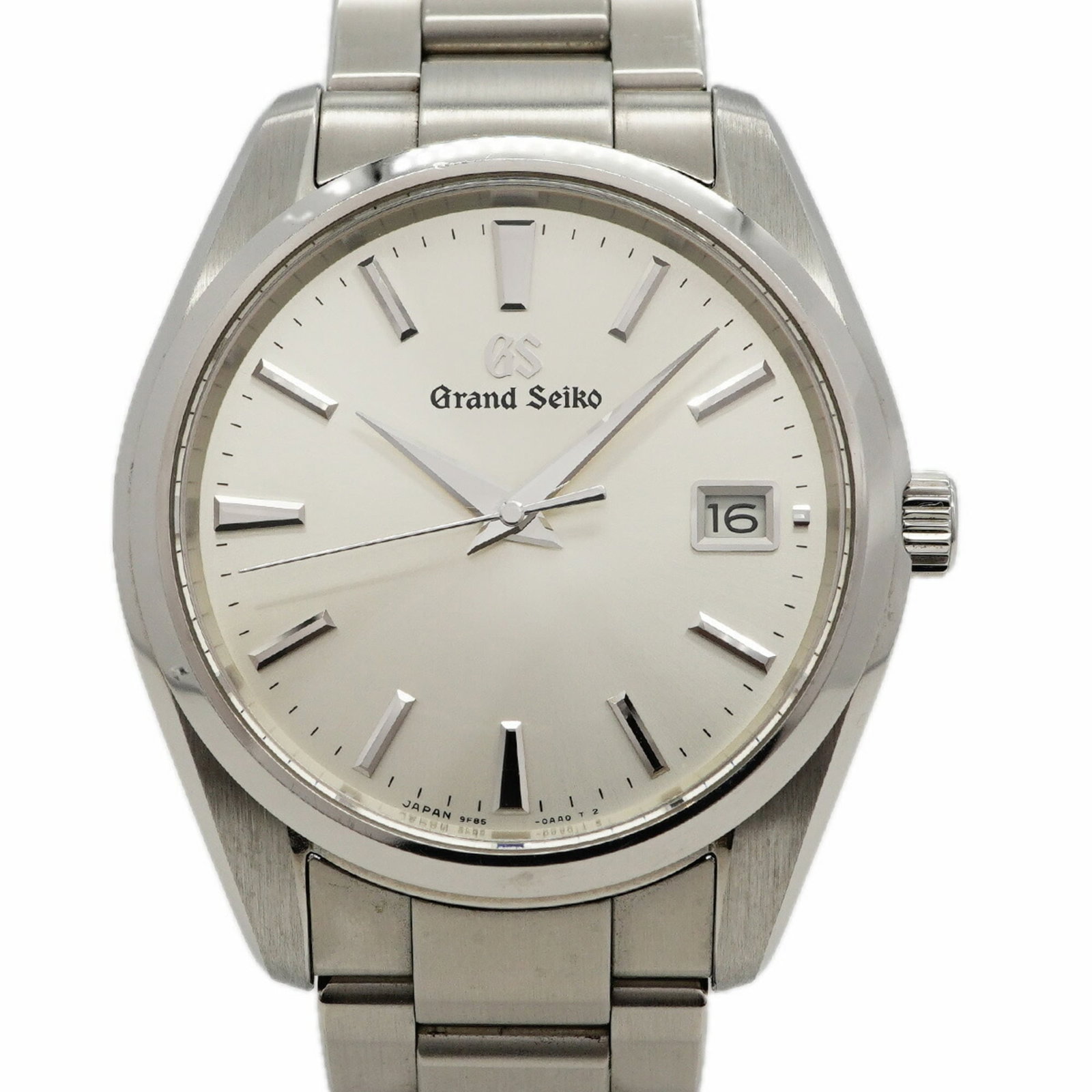 Wristwatch by Seiko: Wristwatch by Seiko Stainless steel band and silver dial make for a sleek, modern look in this Seiko wristwatch. With a case diameter of 39.7mm, it's designed to fit comfortably on wrists up to 16.5cm