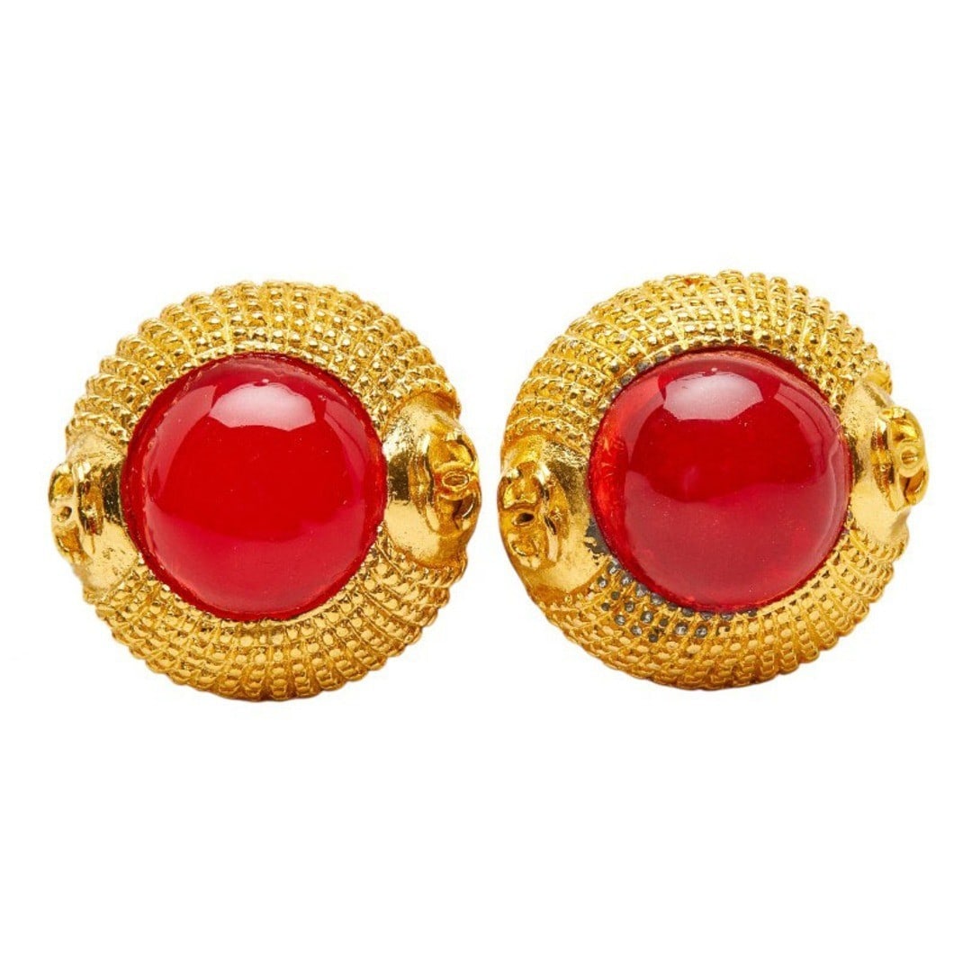 Vintage CHANEL Coco Mark CC Red Gripoix Clip-on Earring Gold Plated: Vintage CHANEL Coco Mark CC Red Gripoix Clip-on Earring Gold Plated Item Specifics: Shape: Round Closure: Clip-on Color: Gold Material: Metal Main Stone Color: Red Metal: Gold Plated Main Stone: Gripo