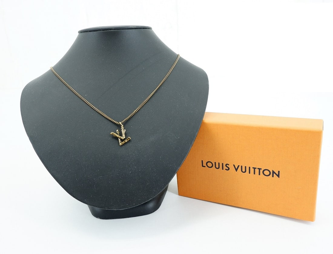 Metal GP Used Necklace Twig MP2456/ Louis Vuitton LE013 Shipping From Japan: Metal GP Used Necklace Twig MP2456/ Louis Vuitton LE013 Shipping From Japan Item Specifics: Antique: No Size: Length: 49 / Vertical: 2.2 / Horizontal: 1.1 Color: Gold Brand: LOUIS VUITTON Type: Neckla