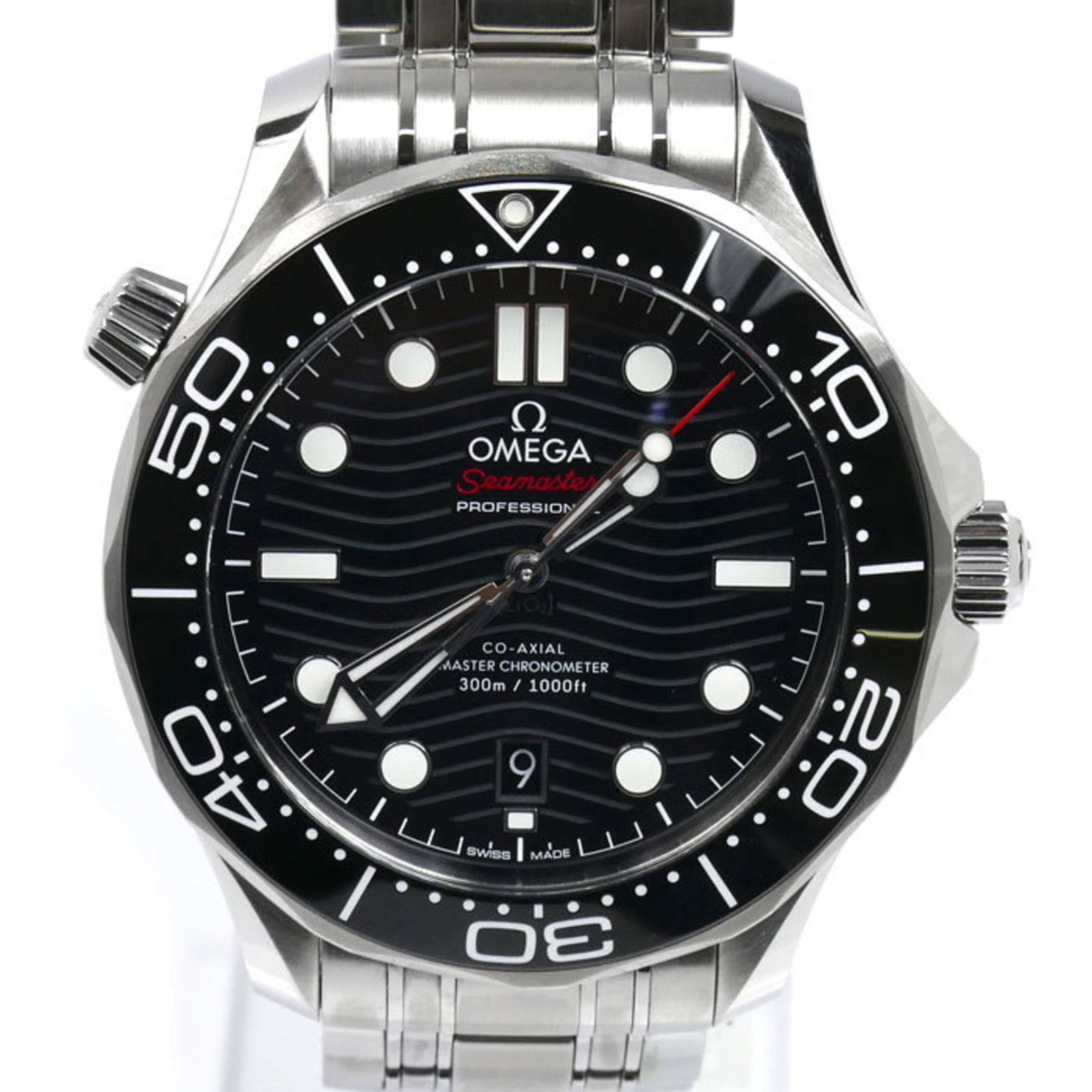 Omega Wristwatch: Omega Wristwatch Stainless steel case and band, Omega wristwatch boasts a sleek black dial with sapphire glass protection. The 42mm diameter fits comfortably on wrists up to 20cm in size. With traces 