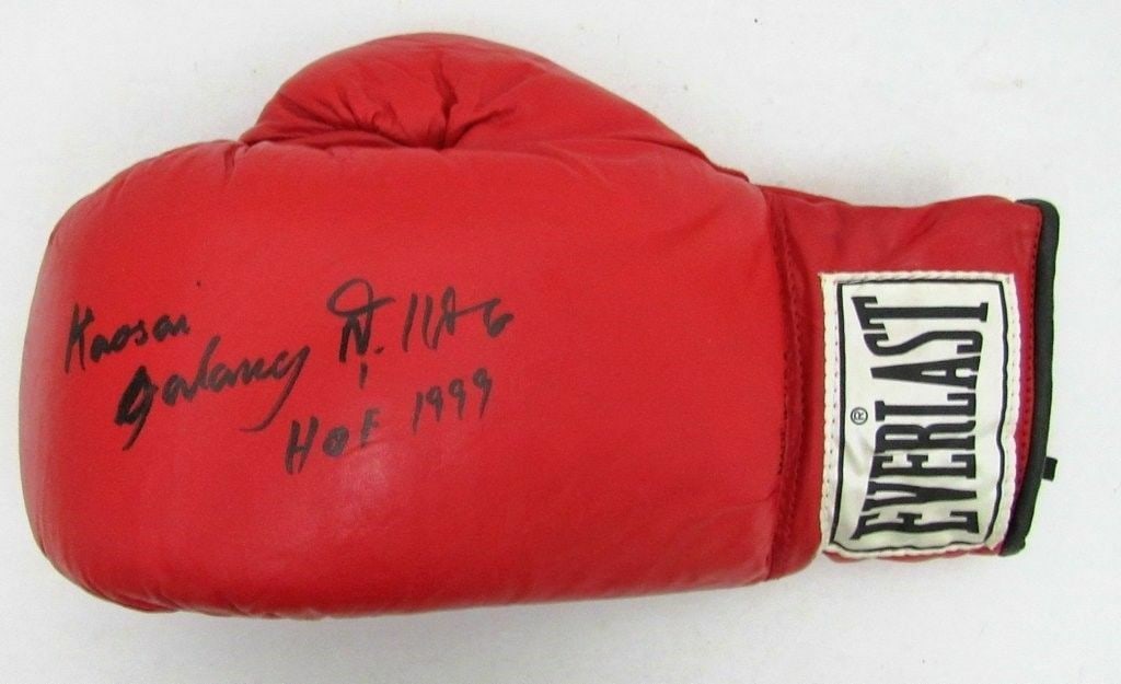 Signed Everlast Boxing Glove JSA 134550 Khaosai Galaxy HOF: Signed Everlast Boxing Glove JSA 134550 Khaosai Galaxy HOF Signed by Khaosai Galaxy, a legendary boxer and member of the Boxing Hall of Fame, this Everlast boxing glove bears a unique mark from one