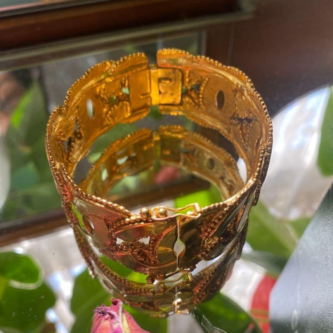 Vintage CHANEL Coco Mark CC 96A Bracelet Bangle Gold Plated with Original Box: Vintage CHANEL Coco Mark CC 96A Bracelet Bangle Gold Plated with Original Box Item Specifics: Brand: CHANEL Type: Bracelet Color: Gold Style: Bangle Material: Metal Metal: Gold Plated Vintage: Yes