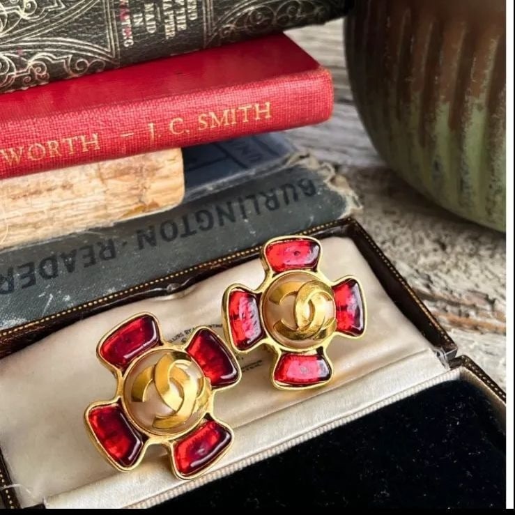 Red Pearl Earring Clip Coco Chanel Gripoix and Vintage CC Mark 95P: Red Pearl Earring Clip Coco Chanel Gripoix and Vintage CC Mark 95P Item Specifics: Brand: CHANEL Type: earring Closure: Clip-On Color: Gold Style: Earrings Main Stone Color: Red Material: Metal Main S