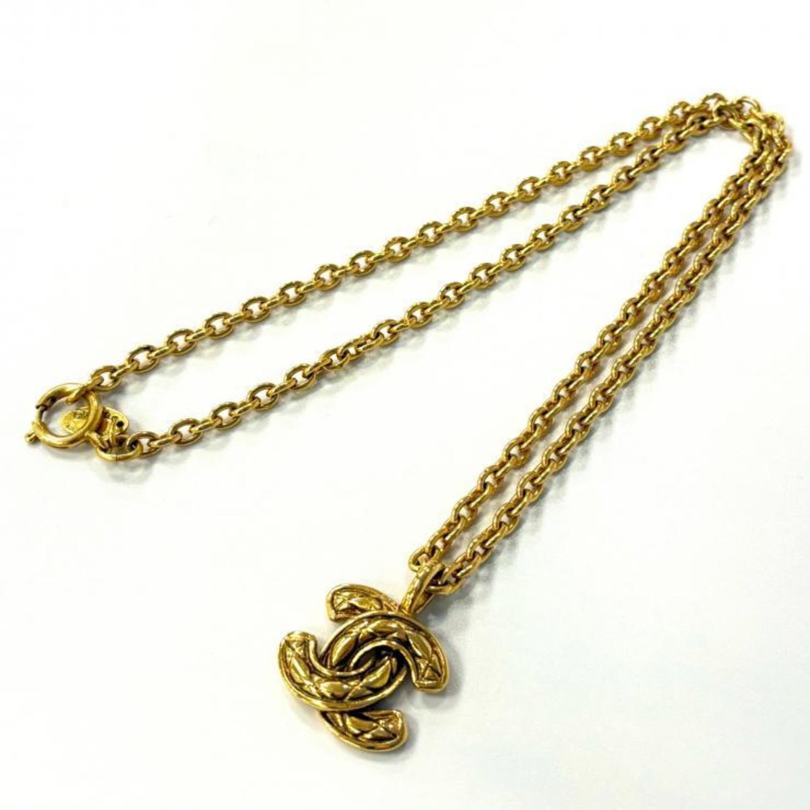 Matelasse Mark Coco Chanel Vintage Gold Necklace: Matelasse Mark Coco Chanel Vintage Gold Necklace Matelasse Mark Coco Chanel Vintage Gold Necklace features a striking design with a gold pendant measuring 25mm x 20mm. The necklace's circumference is