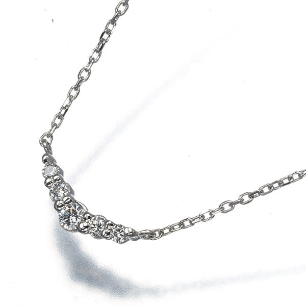 Vendome Necklace Diamond Lueur 950 850 Platinum: Vendome Necklace Diamond Lueur 950 850 Platinum Vendome's Lueur necklace showcases a stunning natural diamond pendant set in platinum, with a rich history and exceptional craftsmanship. The 950/850