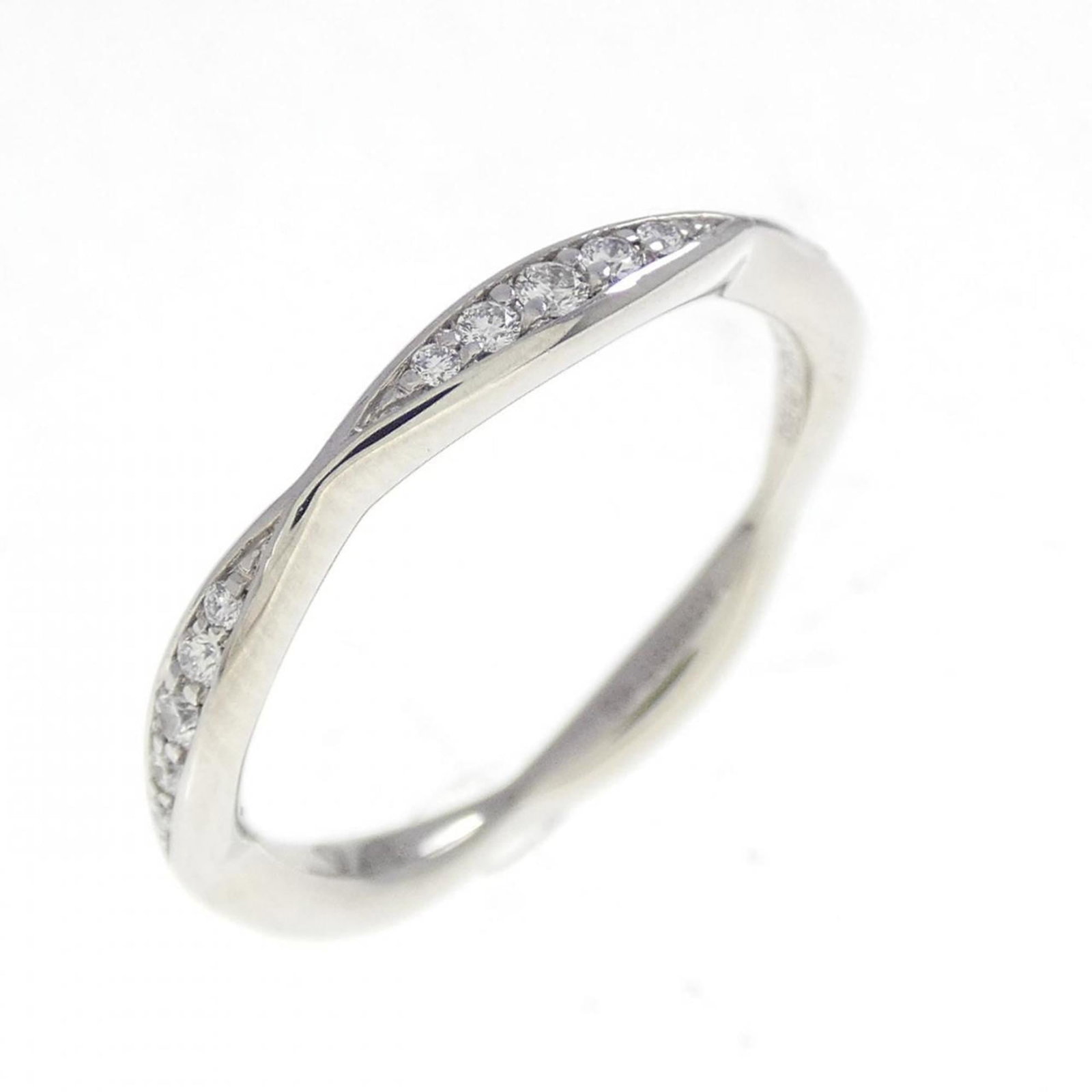 Ring in platinum 950 by Chanel: Ring in platinum 950 by Chanel Platinum 950 band ring from Chanel, featuring a diamond stone and presented in its original box with certificate. This elegant ring showcases the luxury of platinum