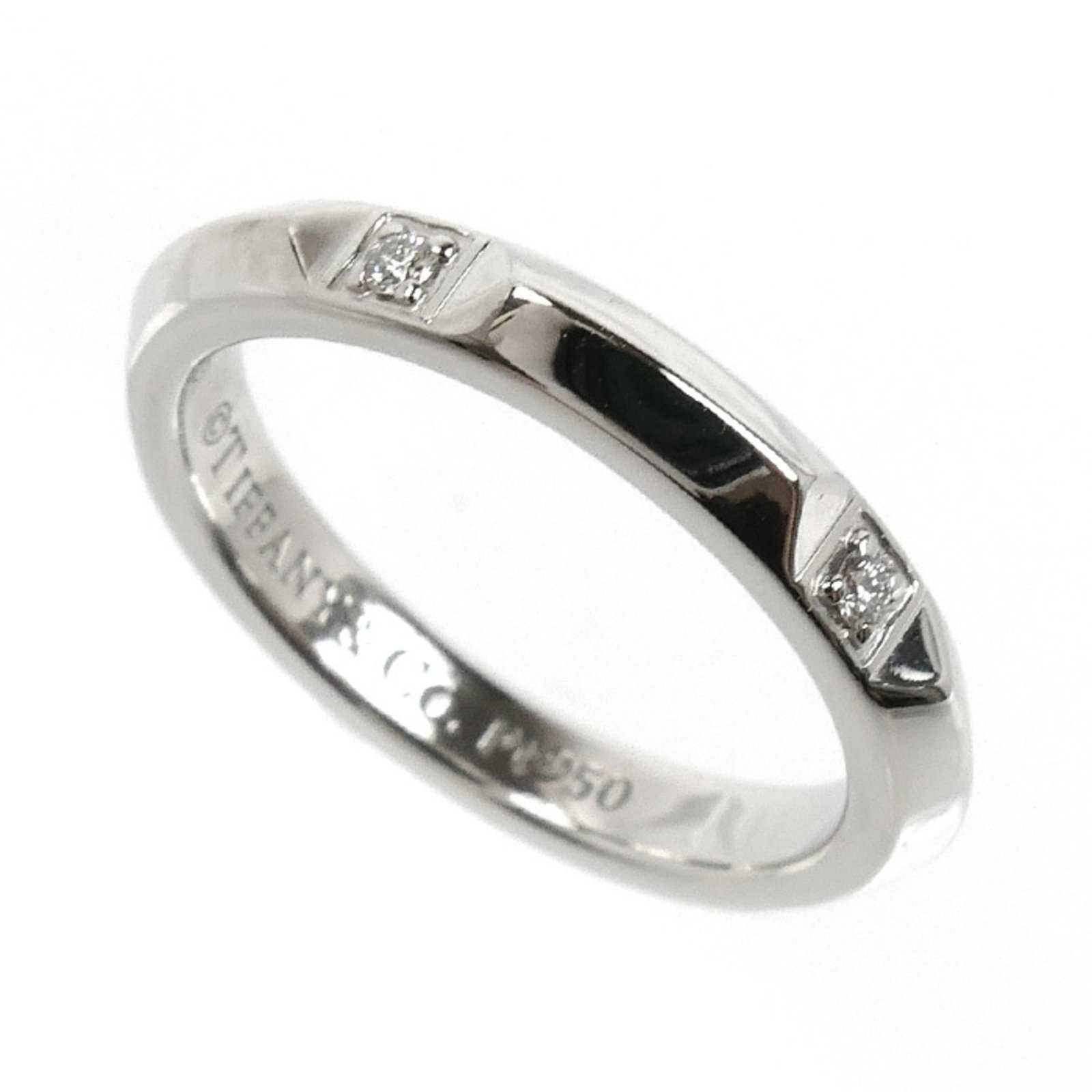 Tiffany platinum ring band: Tiffany platinum ring band Tiffany platinum ring band, crafted from high-quality platinum (950) and adorned with a diamond stone. This elegant band boasts a classic design, suitable for everyday