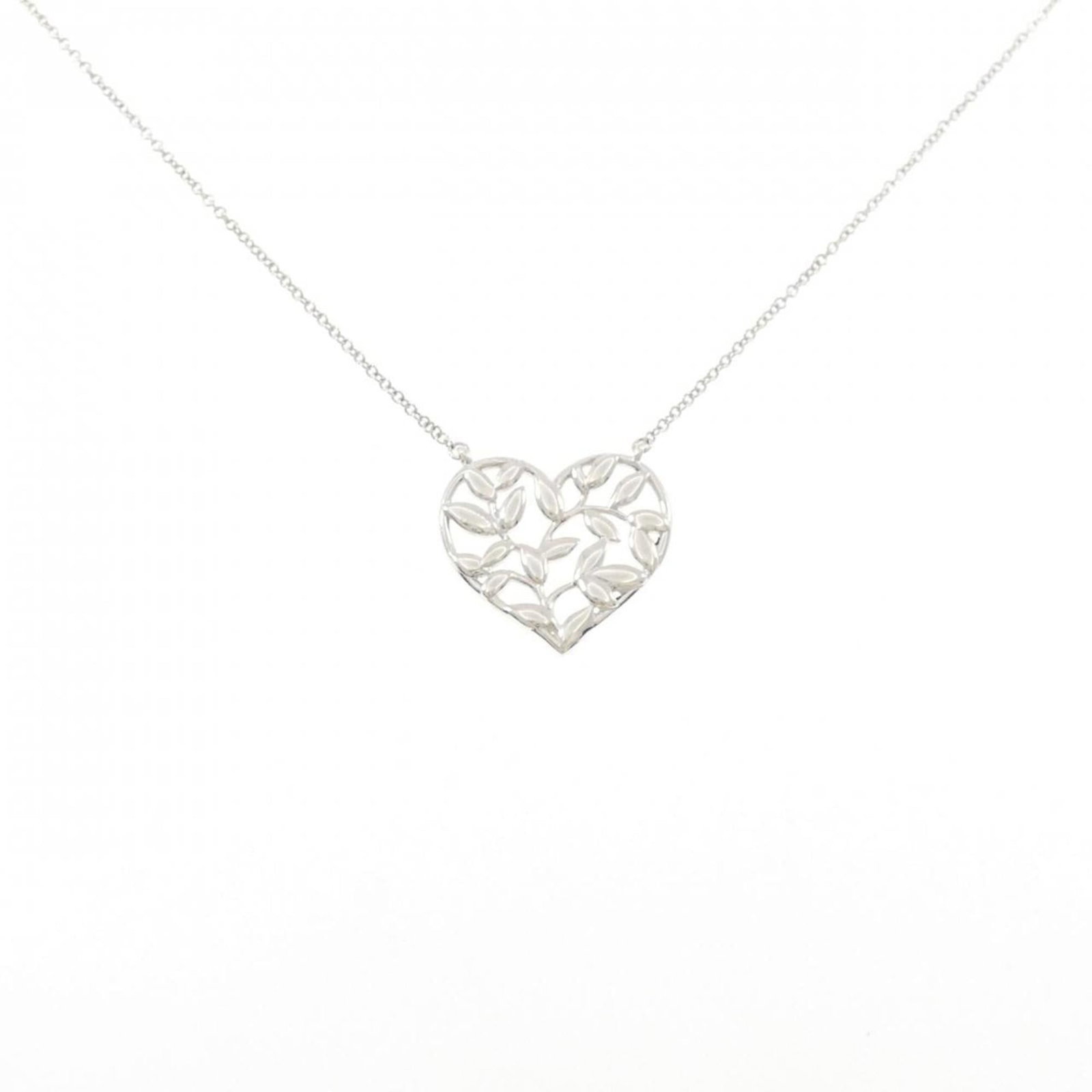 Olive leaf necklace by Tiffany: Olive leaf necklace by Tiffany Silver 925 pendant necklace with a delicate olive leaf design, crafted from high-quality materials and featuring a sleek silver finish. The necklace boasts a classic