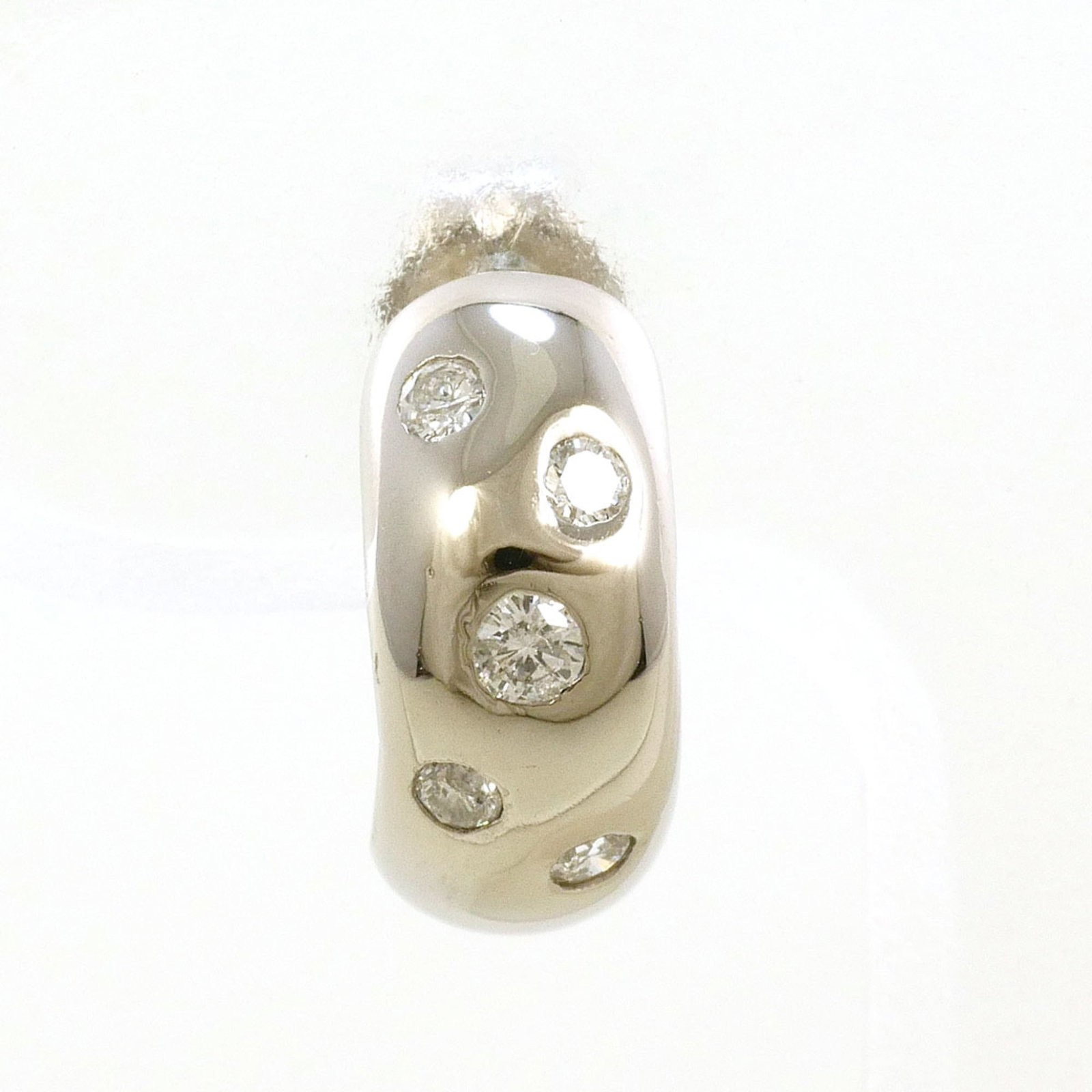 Half Hoop Earrings Platinum 900: Half Hoop Earrings Platinum 900 Platinum 900 half hoop earrings feature a diamond stone, adding a touch of luxury to these elegant earrings. Made from high-quality platinum metal, they offer a sleek