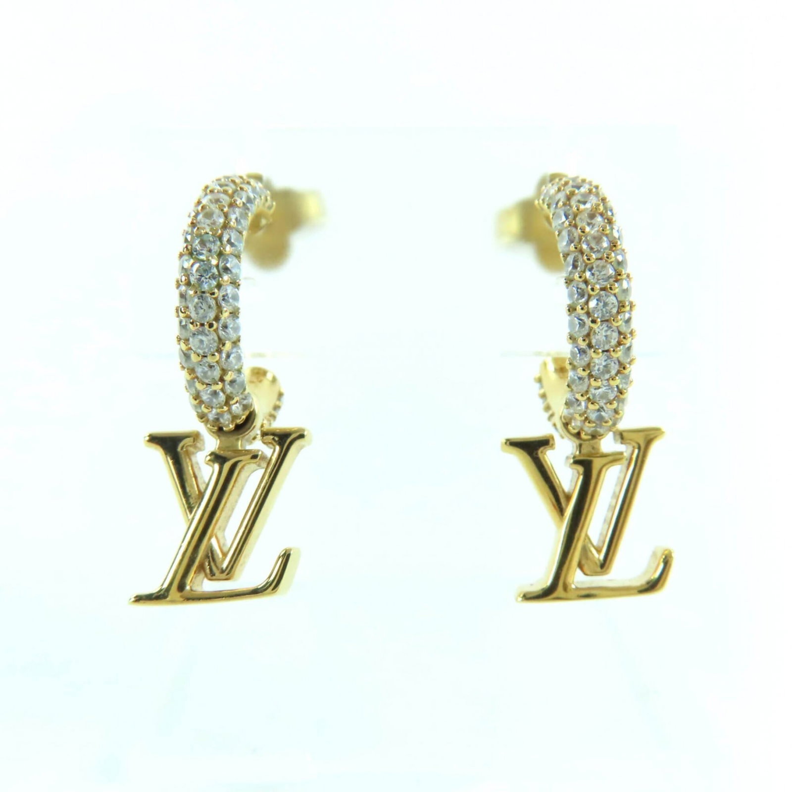 Metal hoop earrings Louis Vuitton: Metal hoop earrings Louis Vuitton Gold Louis Vuitton metal hoop earrings with a size of 25.00mm x 10.00mm, originating from Italy. These elegant earrings feature the iconic Louis Vuitton design and