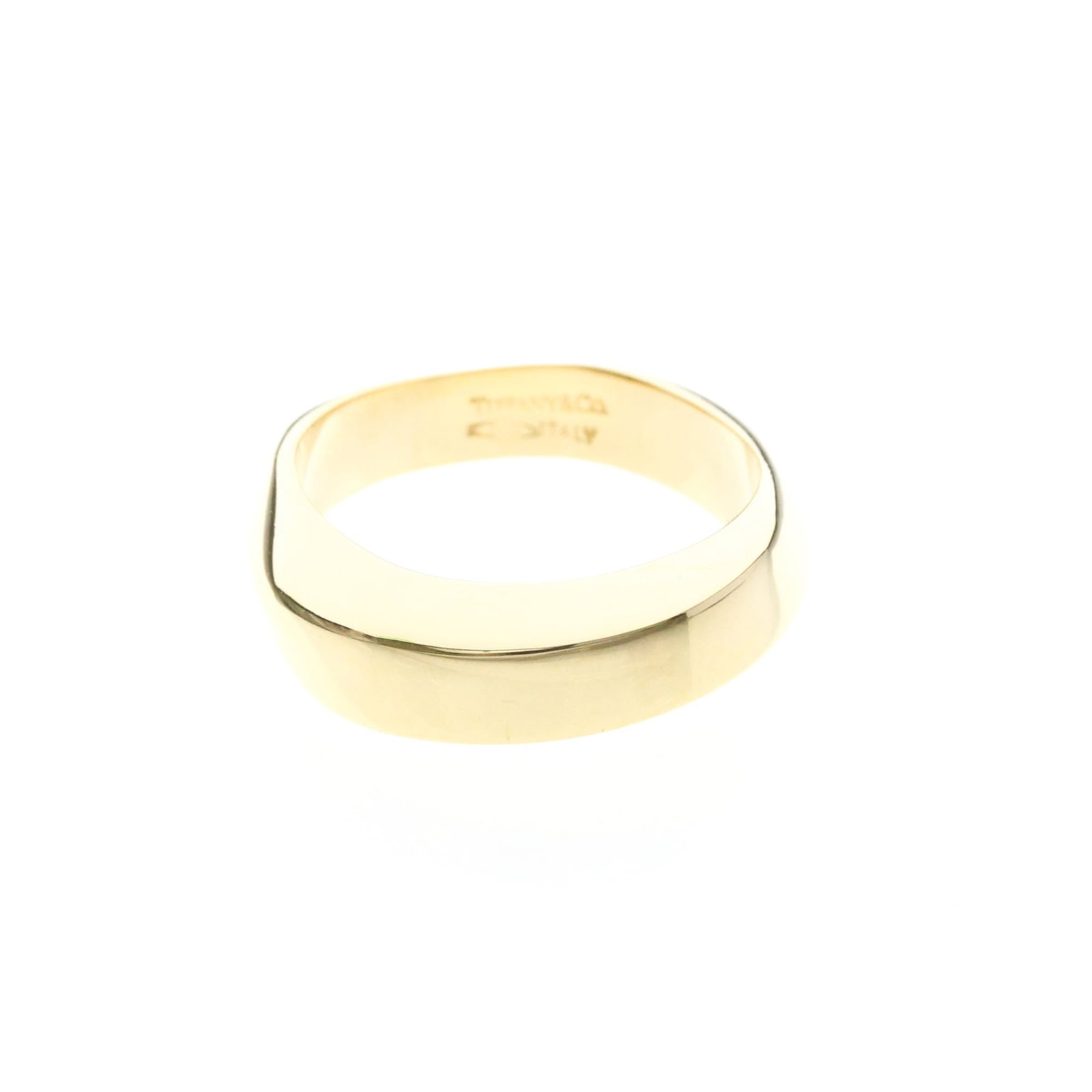 Tiffany gold ring band yellow: Tiffany gold ring band yellow Tiffany gold ring band yellow features a stylish knife edge design in 18K yellow gold. This fashion band offers a sleek, modern look with a width of 5.5mm and a weight