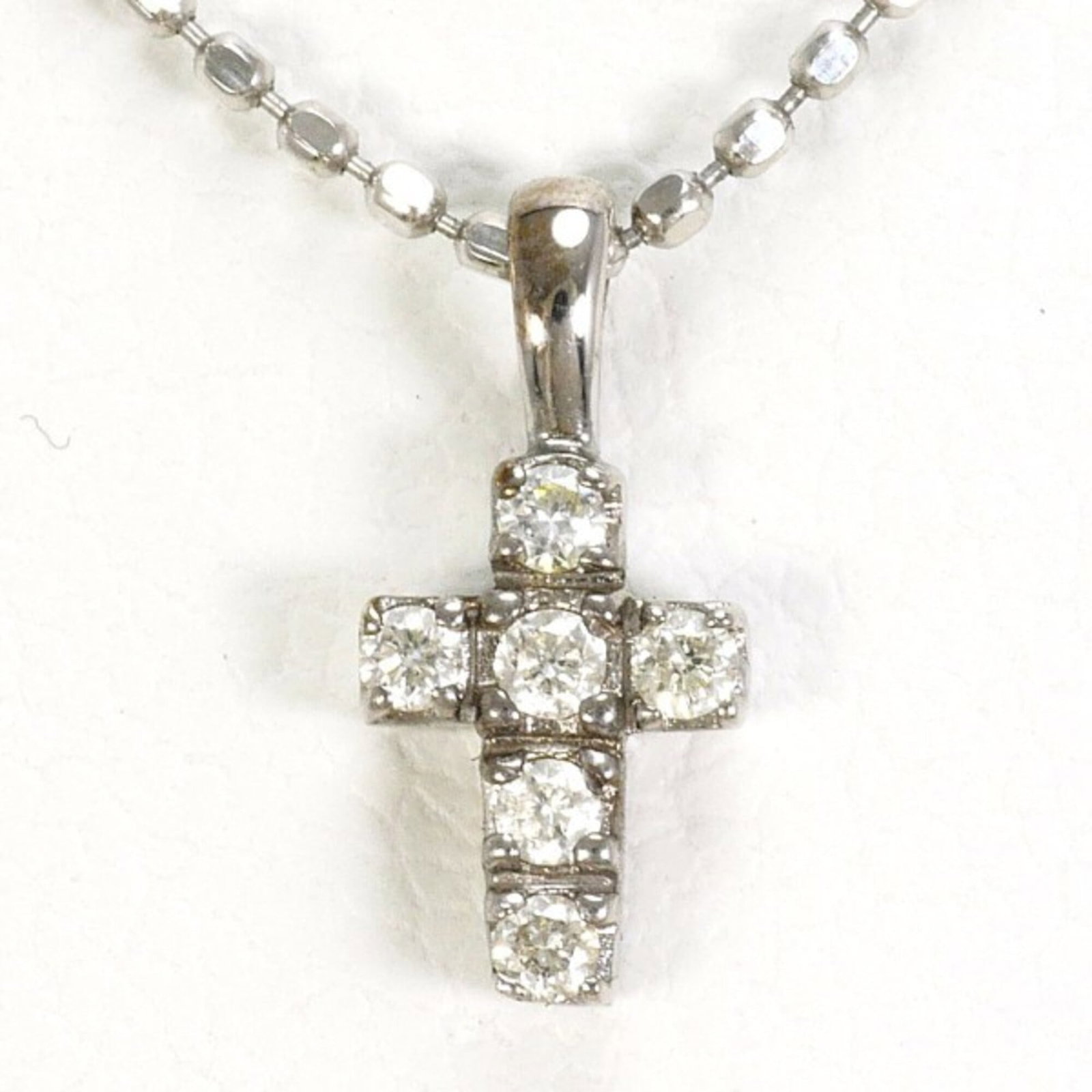 K10 10K White Gold (Wg) And Pt850 Necklace With Diamonds. Total Weight Approximately 1.9G.: K10 10K White Gold (Wg) And Pt850 Necklace With Diamonds. Total Weight Approximately 1.9G. The K10 10K White Gold (Wg) And Pt850 Necklace With Diamonds boasts an impressive total weight of