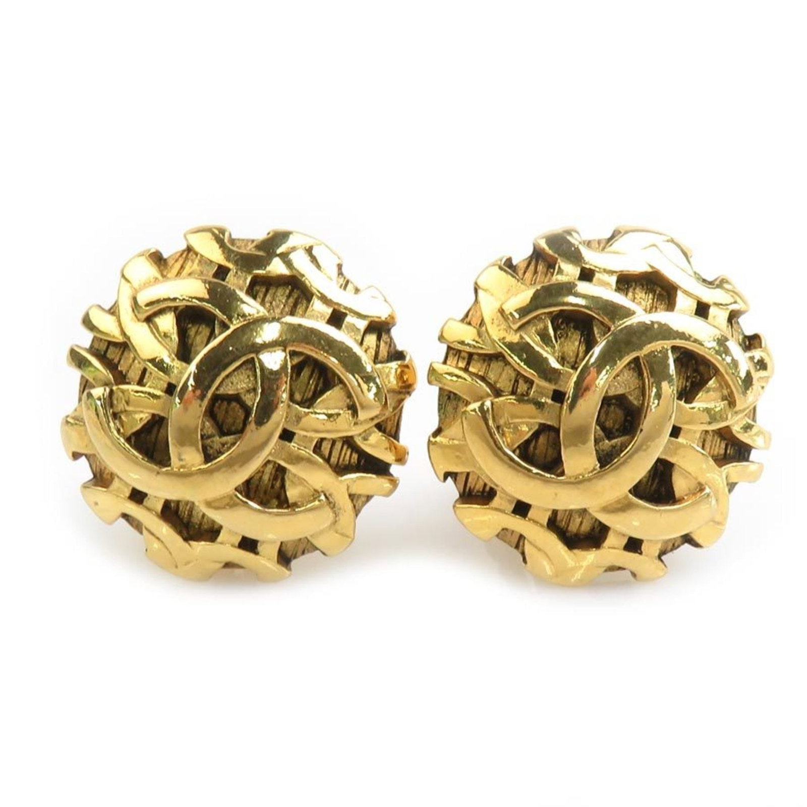 Metal clip earrings by Chanel: Metal clip earrings by Chanel Metal clip earrings by Chanel, crafted from gold metal with a sleek and sophisticated design. Measuring 30mm in length, these elegant earrings feature a classic clip-on