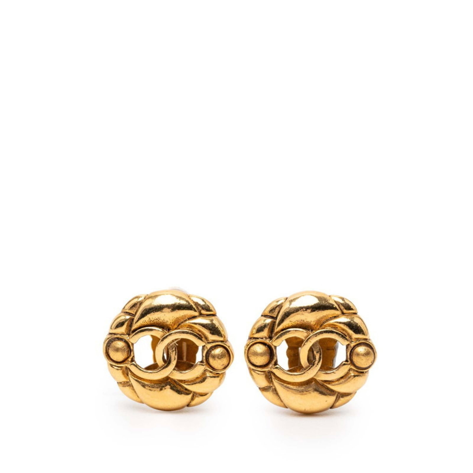Clip earrings by Chanel: Clip earrings by Chanel Clip earrings by Chanel are crafted in gold, measuring 22.00mm x 22.00mm. The sleek design and precise dimensions make these a striking accessory for women's everyday wear.