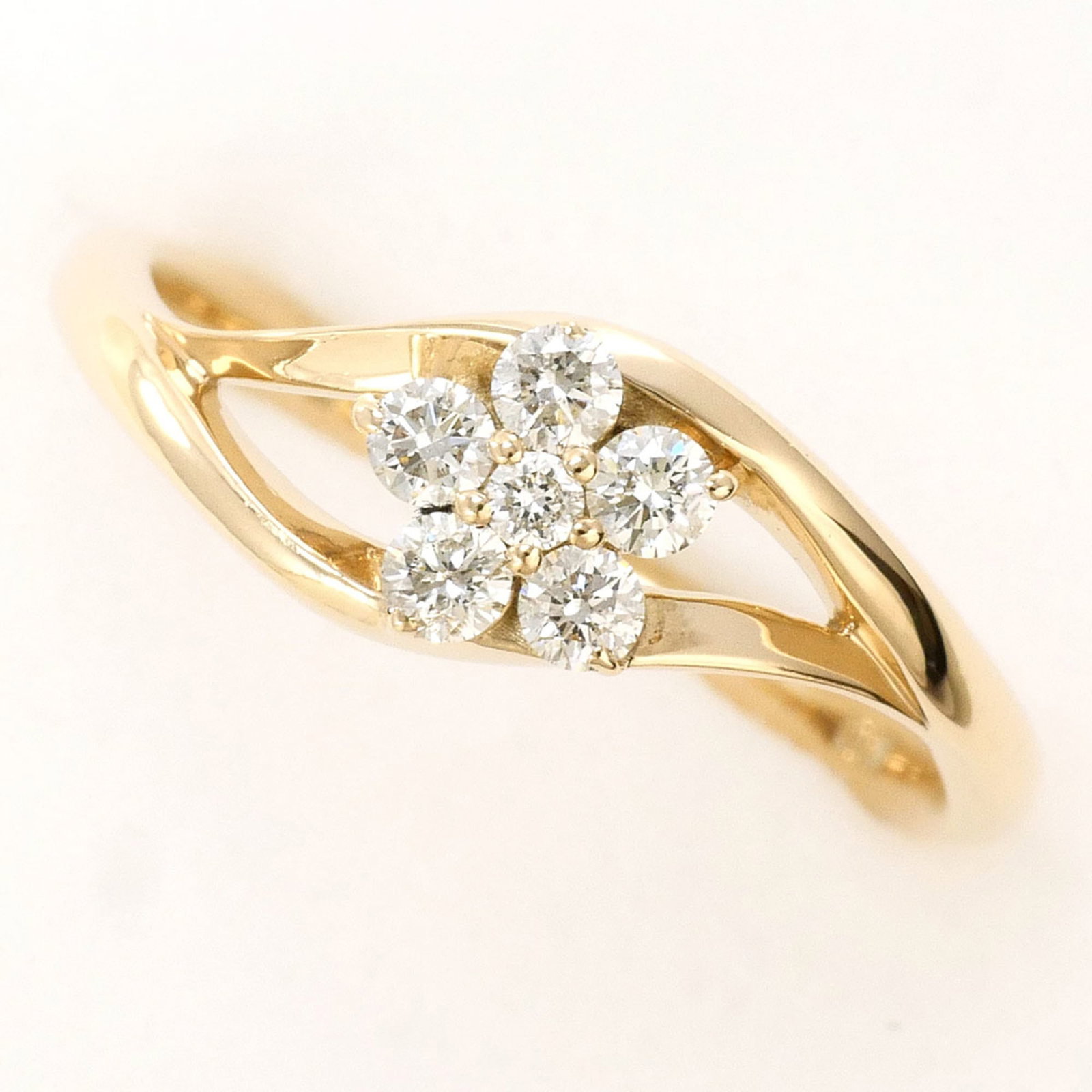 Unbranded band ring yellow gold 10K: Unbranded band ring yellow gold 10K Yellow gold band ring with a diamond stone, measuring 0.15 carats and set in a 10K metal construction. This 4.5 US size band features a width of 7mm and weighs
