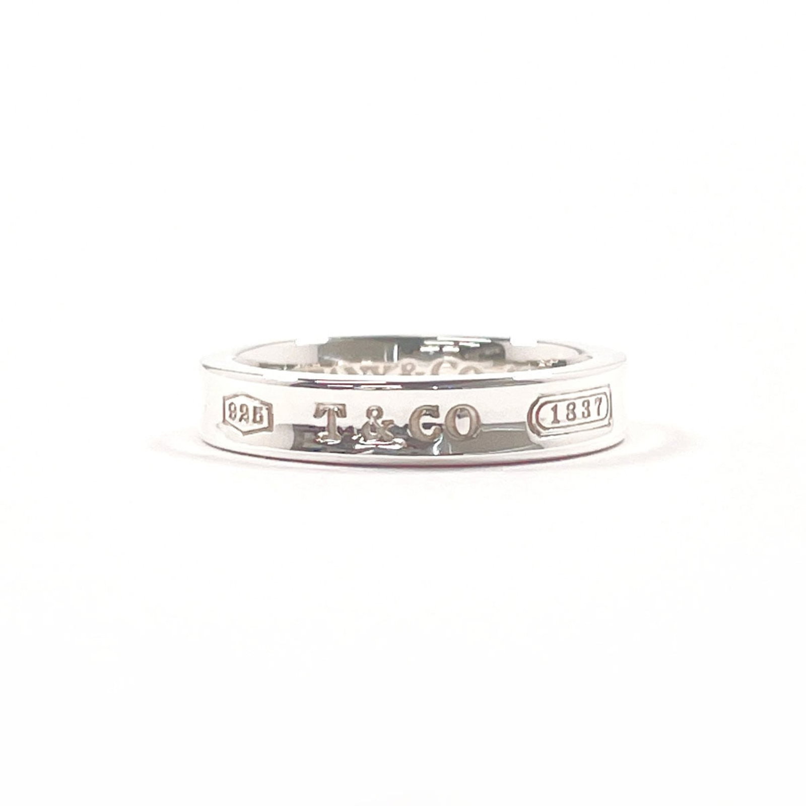 Silver 925 Tiffany Band Ring: Silver 925 Tiffany Band Ring Silver 925 Tiffany Band Ring features a sleek band design made from high-quality silver material, bearing the hallmark of Tiffany's craftsmanship. This women's ring is