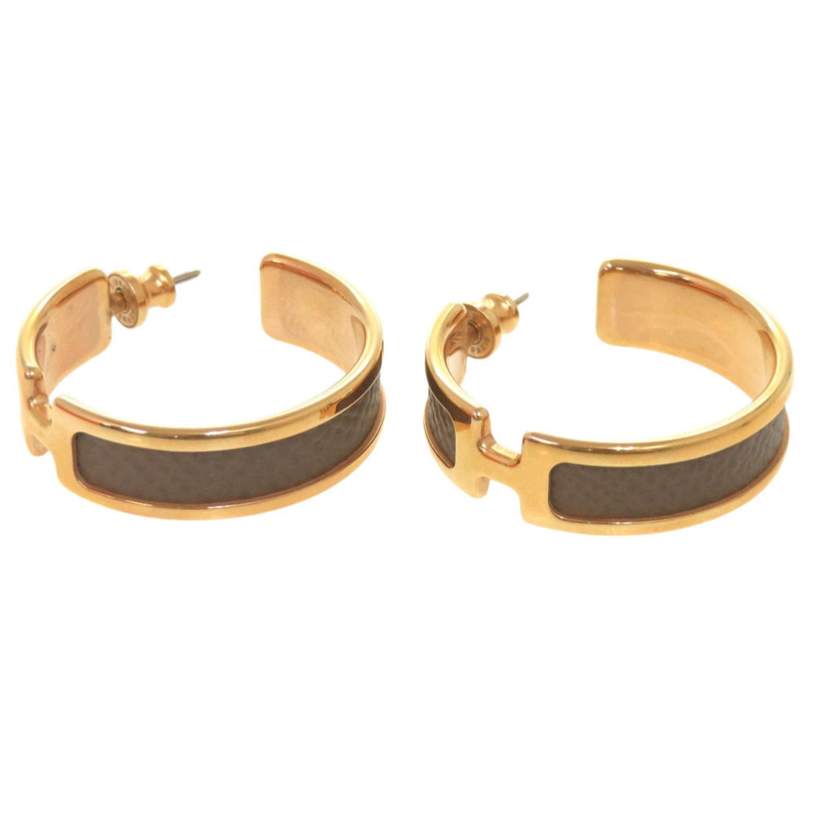 Epsom Leather Metal Stud Earrings Hermes: Epsom Leather Metal Stud Earrings Hermes Epsom leather and metal stud earrings from Hermes, featuring a distinctive Etoupe gray color. Made with high-quality materials, these earrings have a sleek