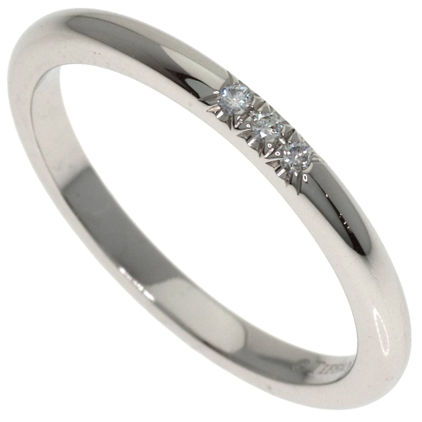 Tiffany platinum ring band: Tiffany platinum ring band Platinum ring band from Tiffany, featuring a sleek and modern design. Made from 950 platinum, this silver band boasts a classic look that suits various styles. Available in