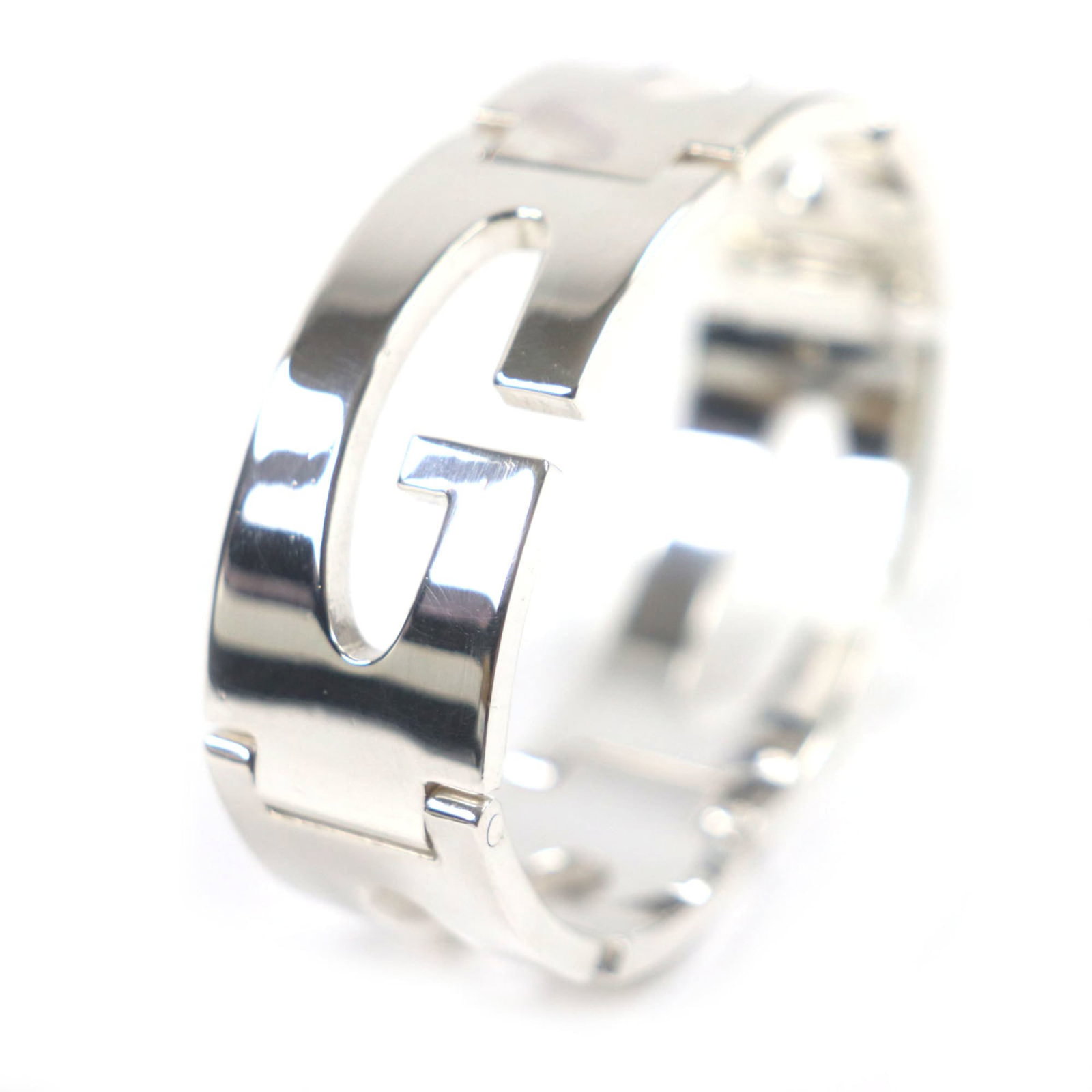 Charm Gucci: Charm Gucci Silver Gucci Charm Bracelet. Made in Italy, this vintage charm bracelet features a silver metal construction with a length of 17cm and a width of 2cm. The item weighs 84.78g and bears no