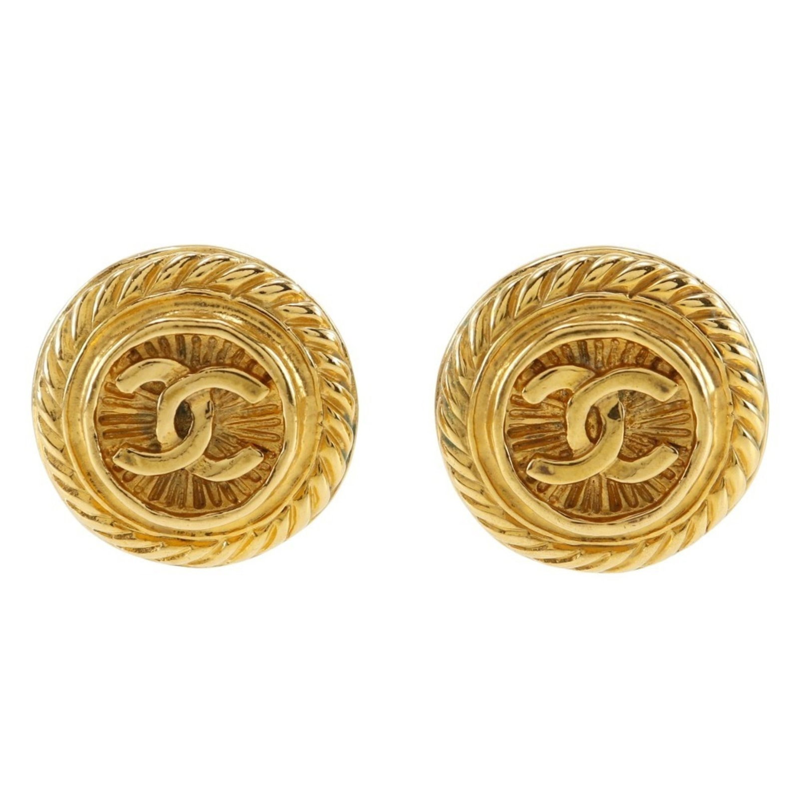 Clip earrings by Chanel: Clip earrings by Chanel Clip earrings by Chanel, crafted in gold and presented in a sturdy box. Measuring 26mm x 26mm, these clip earrings weigh 23.8g and showcase the brand's attention to detail. A