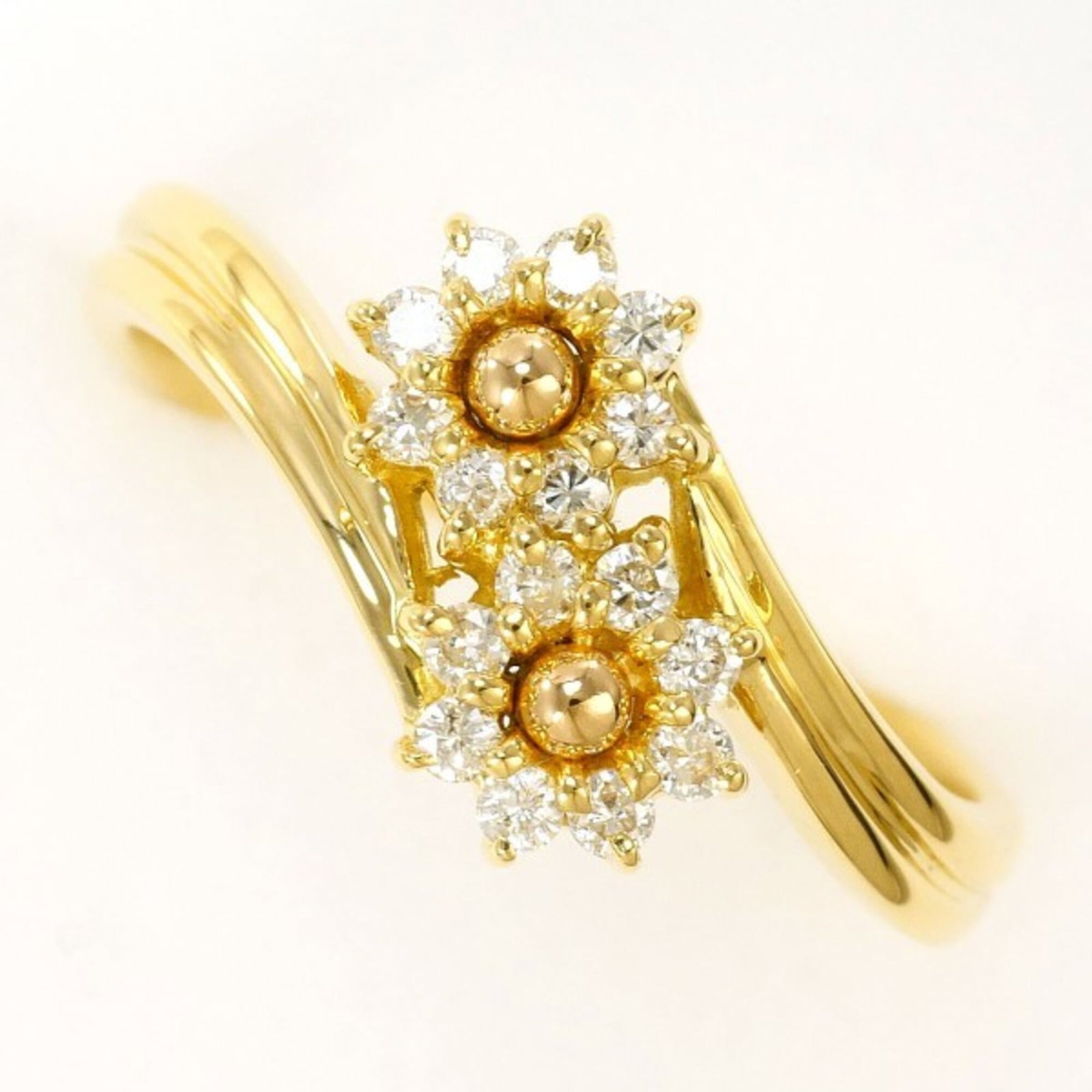Unbranded Band Ring Yellow Gold (18K): Unbranded Band Ring Yellow Gold (18K) Yellow gold band ring with a 0.16ct diamond, crafted from 18K metal for a touch of elegance and sophistication. This unbranded piece boasts a classic design and