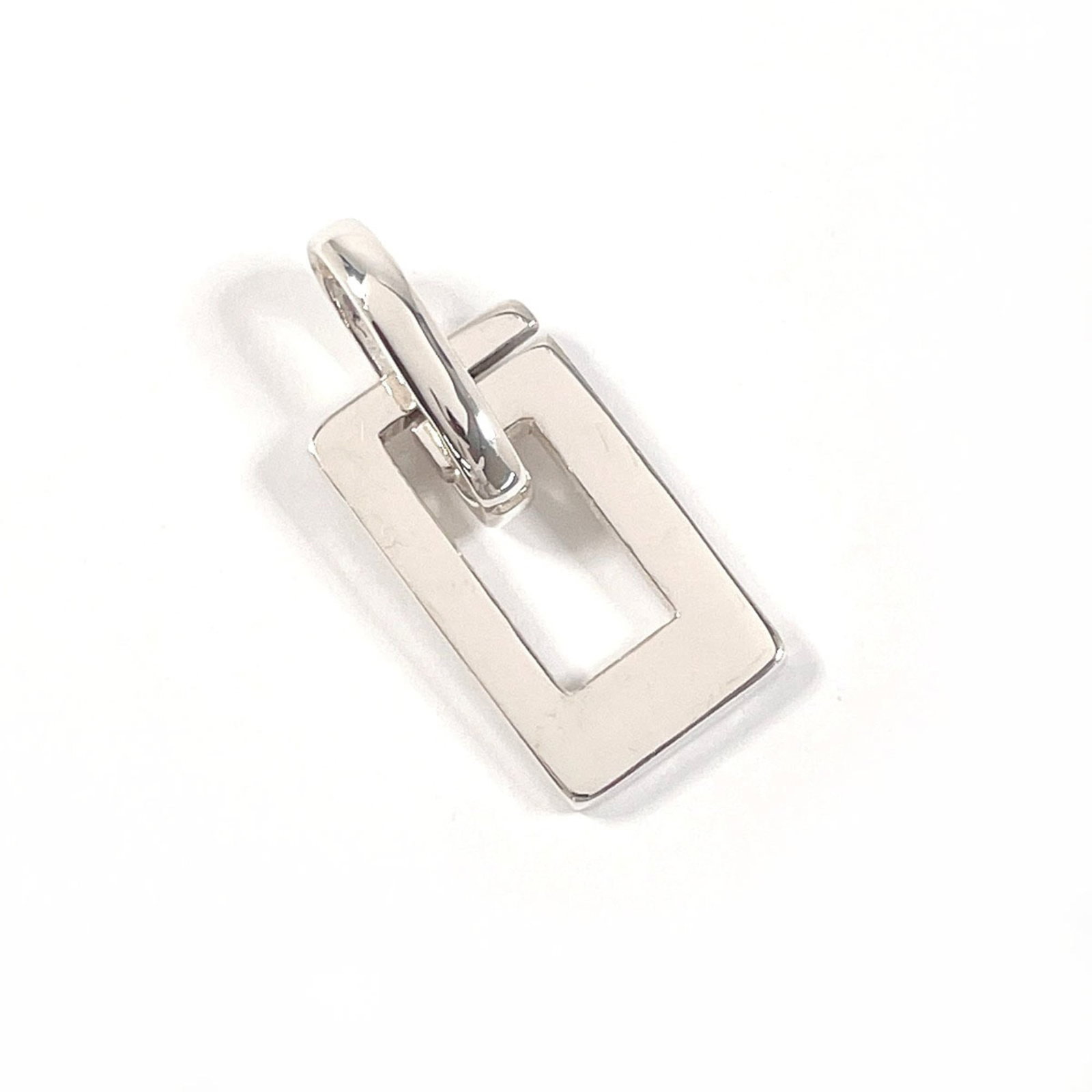 Gucci logo pendant top in 925 silver unisex: Gucci logo pendant top in 925 silver unisex Silver pendant in the shape of the Gucci logo, made from 925 sterling silver. The pendant measures 23.7mm x 13.6mm and features a classic design that can