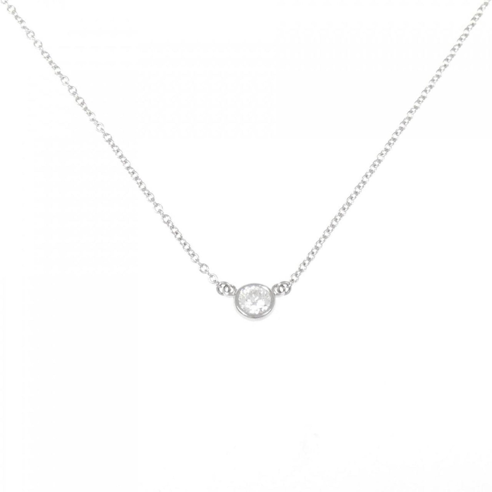 Yard Necklace F Vvs2 0.20ct Tiffany By: Yard Necklace F Vvs2 0.20ct Tiffany By Tiffany's platinum necklace features a stunning 0.20ct F VVS2 diamond, expertly crafted into a beautiful design that adds a touch of elegance to any outfit. The