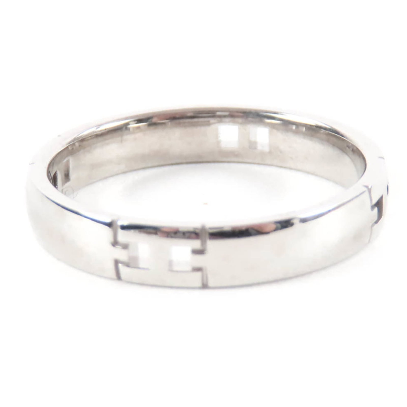Hermes white gold band ring 18k: Hermes white gold band ring 18k White gold band ring from Hermes, crafted in 18k. This elegant piece features a sleek design and a silver finish, with a sizeable 7.5 US fit. A stylish accessory for th