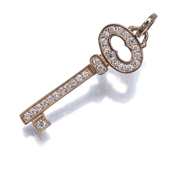 Key pendant in 18k rose gold with diamond 0.15ct: Key pendant in 18k rose gold with diamond 0.15ct 18k rose gold pendant features a natural diamond weighing 0.15ct, adding subtle elegance to any outfit. The delicate design and high-quality metal