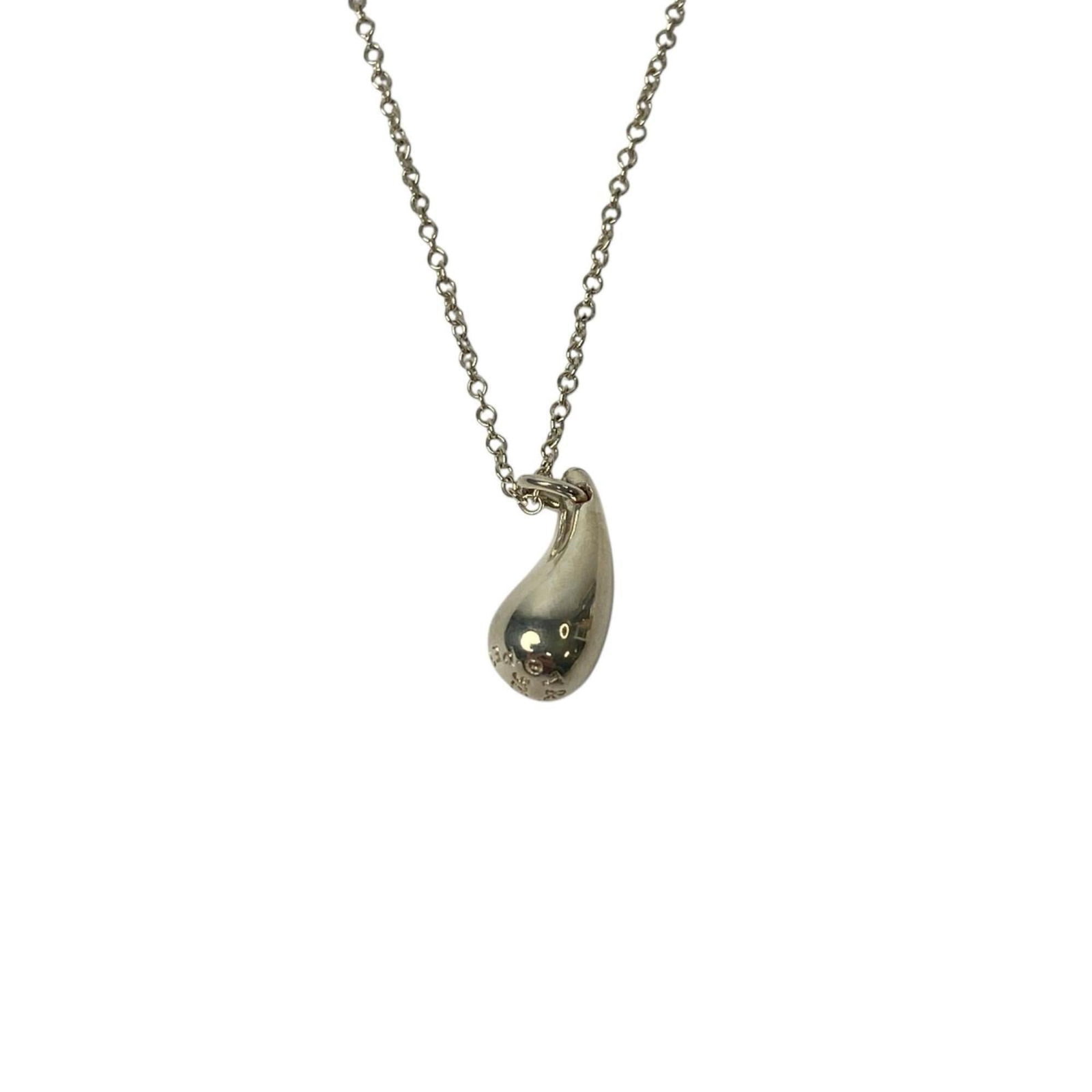 Tiffany & Co. Teardrop Necklace Sterling Silver 925 Women'S: Tiffany & Co. Teardrop Necklace Sterling Silver 925 Women'S Sterling silver teardrop necklace with a sleek design, crafted by Tiffany & Co. The piece features a 925 hallmark, indicating its