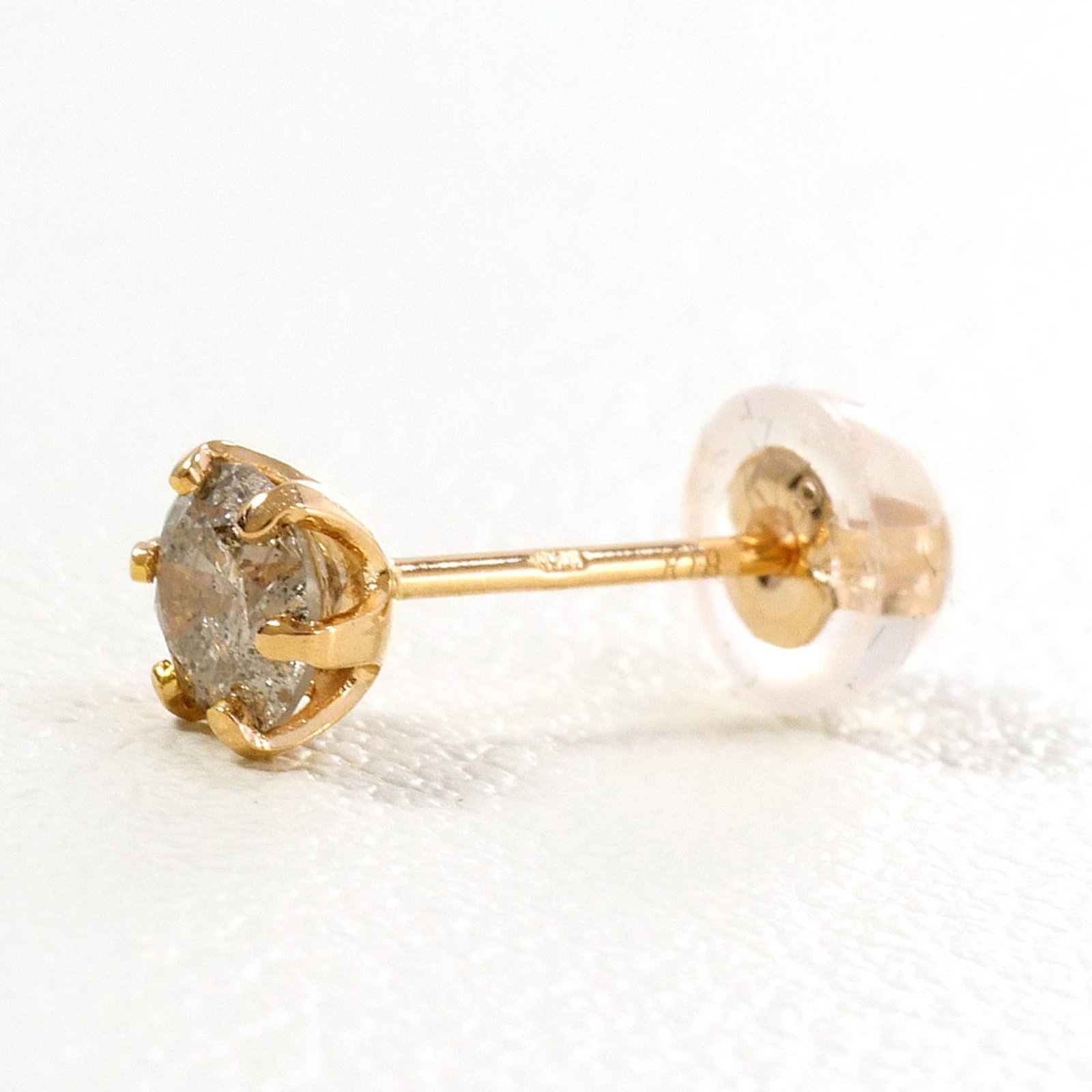 Unbranded Stud Earrings Pink Gold (18K): Unbranded Stud Earrings Pink Gold (18K) Pink gold (18K) stud earrings feature a diamond stone weighing 0.25 carats, set in a delicate pink gold setting with a total weight of 0.2g / 0oz. The earrings