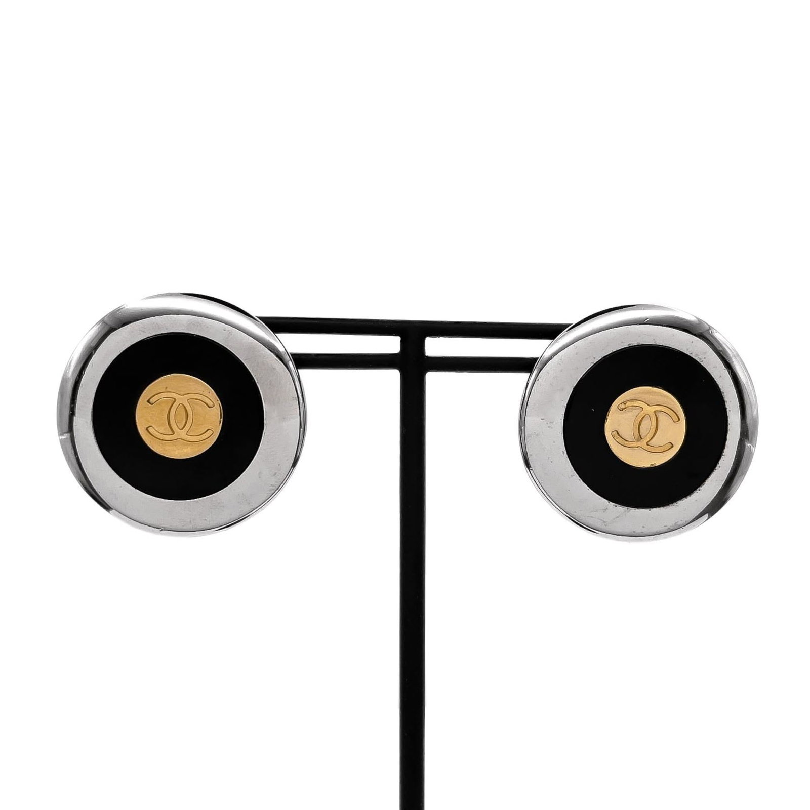 Metal clip earrings by Chanel: Metal clip earrings by Chanel Silver metal clip earrings by Chanel, measuring 30.00mm x 30.00mm in size, are available for purchase. These clip earrings feature a sleek and modern design made from