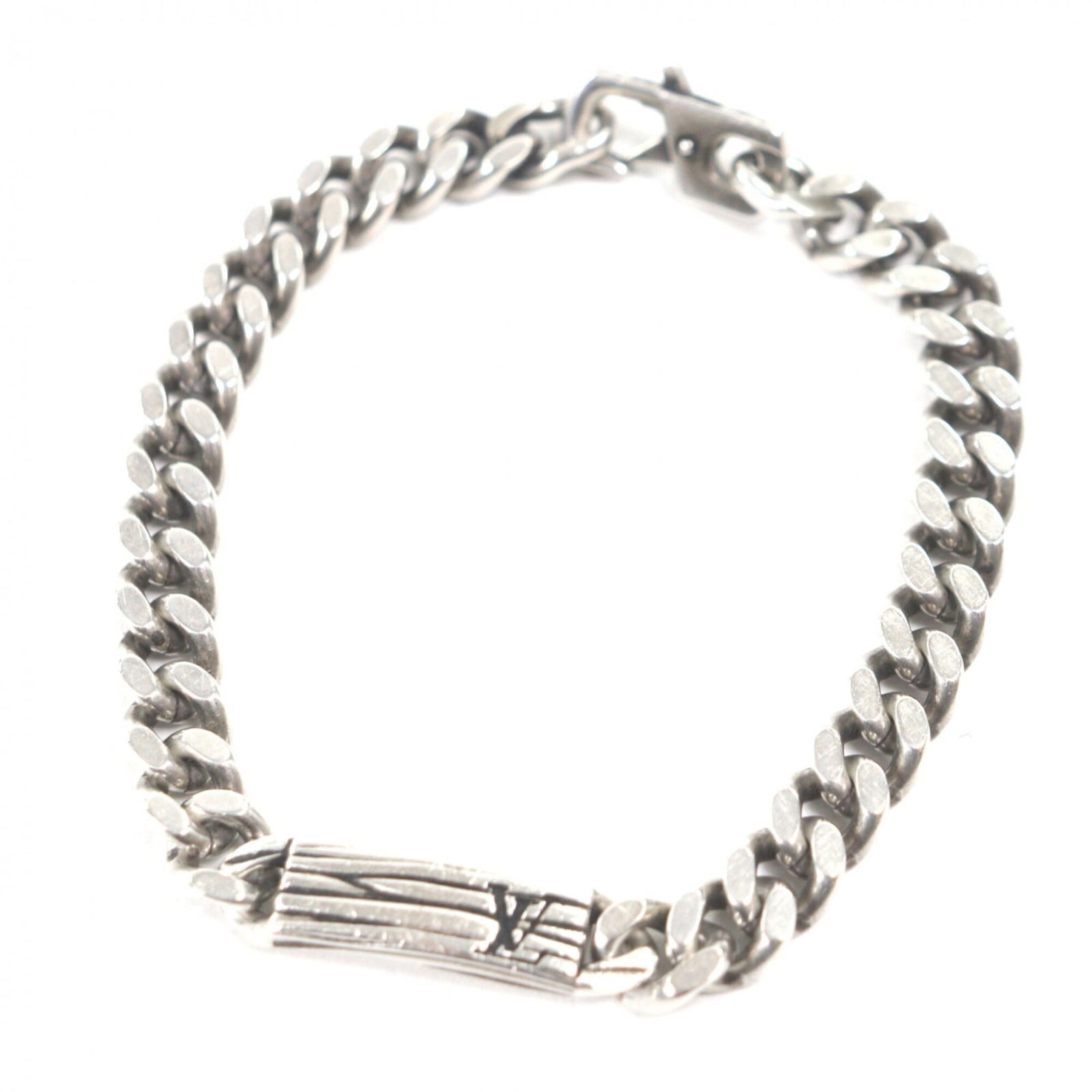 Louis Vuitton Charm Bracelet Silver 925: Louis Vuitton Charm Bracelet Silver 925 Silver 925 charm bracelet from Louis Vuitton's Epi collection, crafted with intricate details and a sleek silver finish. Measuring 20cm in length, the M-sized c