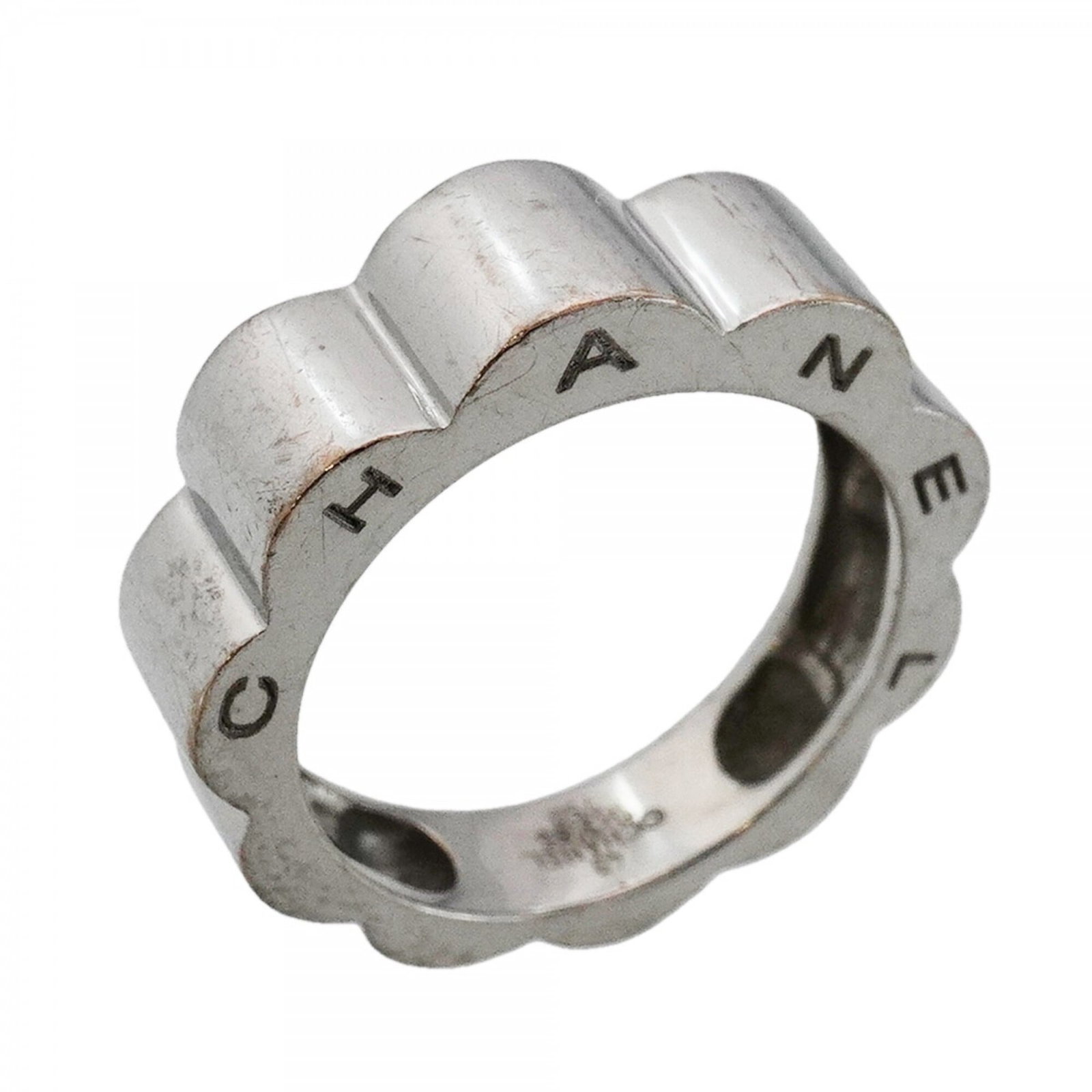 Chanel Band Ring White Gold (18K): Chanel Band Ring White Gold (18K) White gold (18K) band ring from Chanel, available in size 5 and US size 49. This elegant piece features the iconic brand style, crafted with high-quality white gold