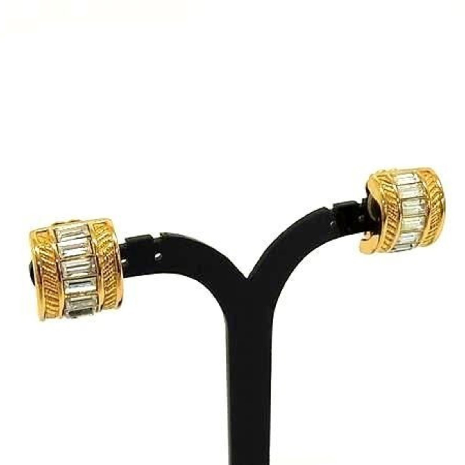 Christian Dior Clip Earrings Metal: Christian Dior Clip Earrings Metal Clip earrings from Christian Dior in gold metal, adorned with rhinestones. Measuring 17.00mm x 14.00mm, these elegant accessories are designed to add a touch of