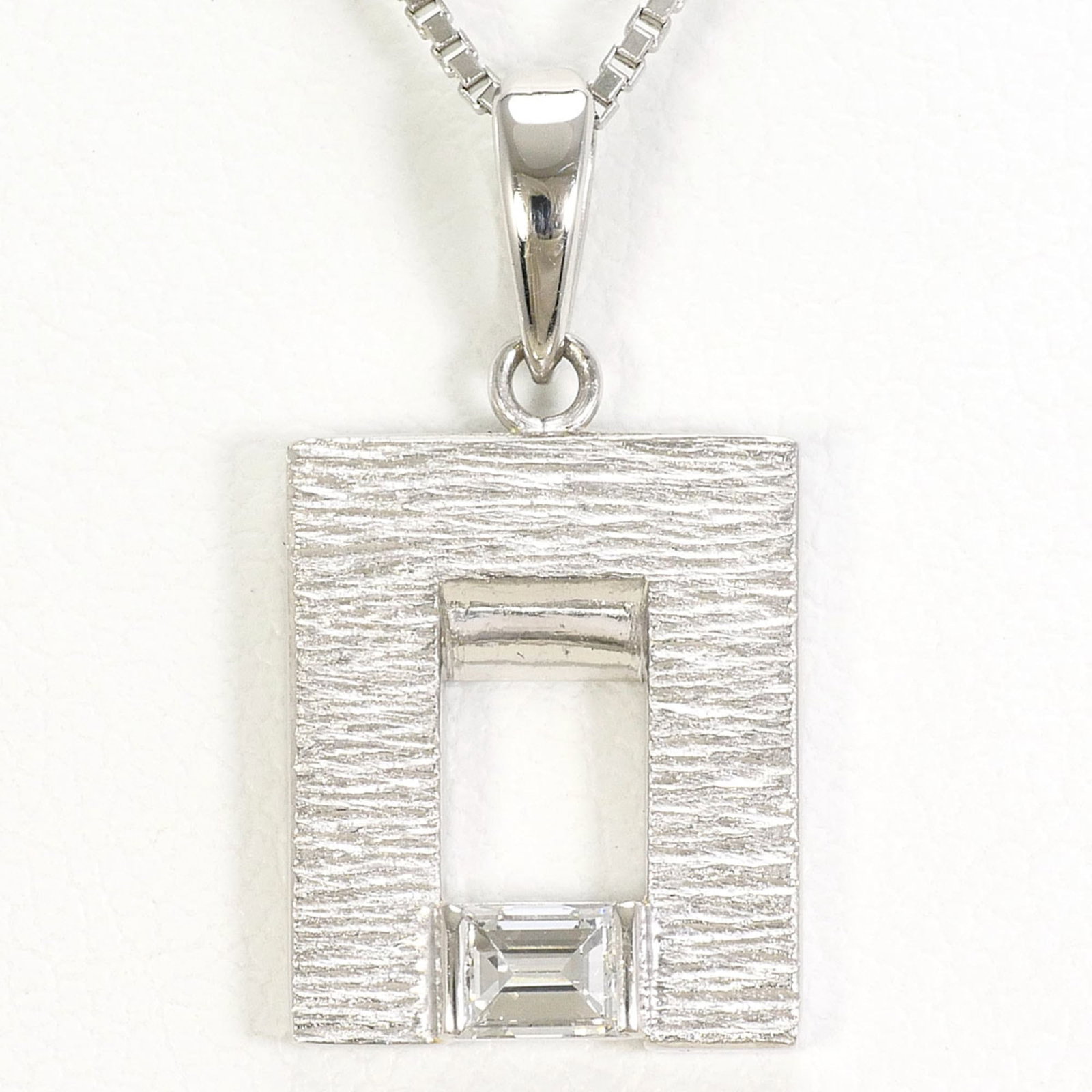 Pm900 Platinum Pt850 Necklace With 0.15Ct Diamond Certificate Of Authenticity Included Total Weight: Pm900 Platinum Pt850 Necklace With 0.15Ct Diamond Certificate Of Authenticity Included Total Weight Platinum 900 necklace featuring a 0.15ct diamond, certified by the included certificate of