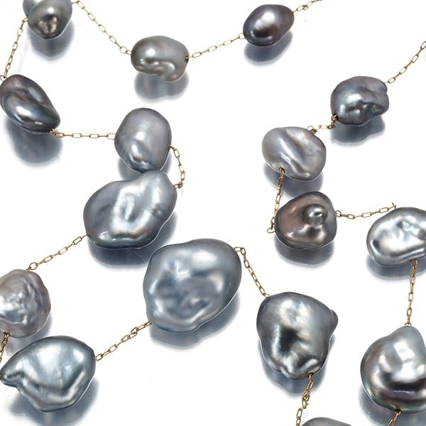 Black South Sea Pearl Keshi Station Necklace 585 Yellow Gold 4.5 10.5Mm 14K: Black South Sea Pearl Keshi Station Necklace 585 Yellow Gold 4.5 10.5Mm 14K Yellow gold station necklace featuring a cultured South Sea pearl with a diameter of approximately 4.5-10.5mm, suspended fro