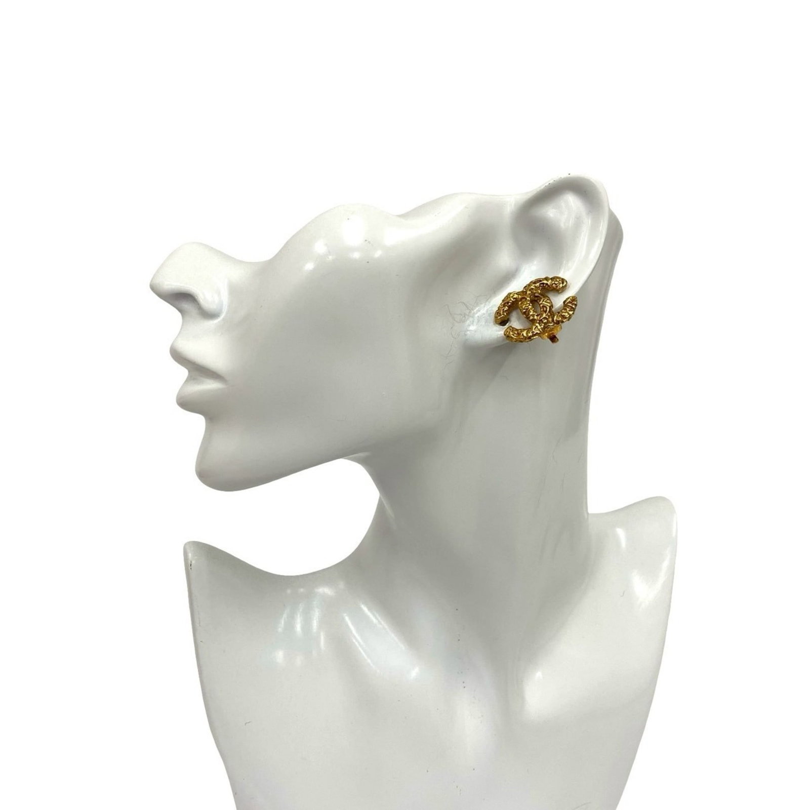 Earcuff gold plating by Chanel: Earcuff gold plating by Chanel Gold plating by the renowned French fashion brand Chanel adorns this elegant earcuff, adding a touch of sophistication to any outfit. The item comes in a luxurious gold
