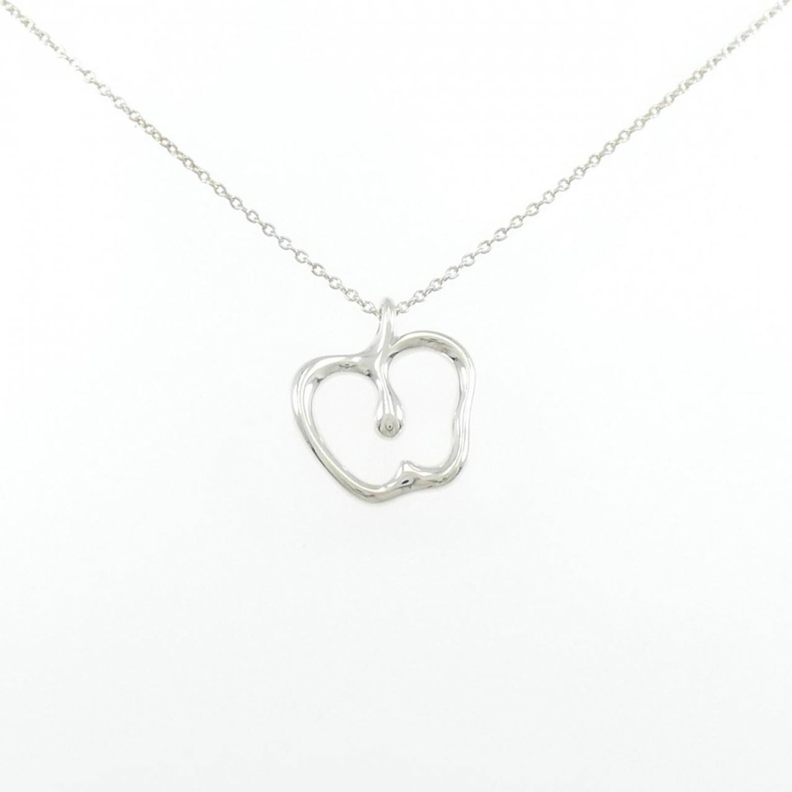 Small Tiffany Apple Necklace: Small Tiffany Apple Necklace Silver 925 Small Tiffany Apple Necklace, featuring a delicate pendant with a subtle shine, measures 17.6mm x 15.9mm and weighs 3g. This elegant necklace has a 41 cm