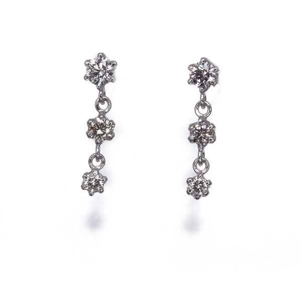 Diamond 0.21Ct/ 0.21Ct 3P Earrings 900 Platinum: Diamond 0.21Ct/ 0.21Ct 3P Earrings 900 Platinum Diamond 0.21Ct/ 0.21Ct 3P Earrings 900 Platinum - A stunning pair of stud earrings featuring two natural diamonds weighing a total of 0.21ct, set in