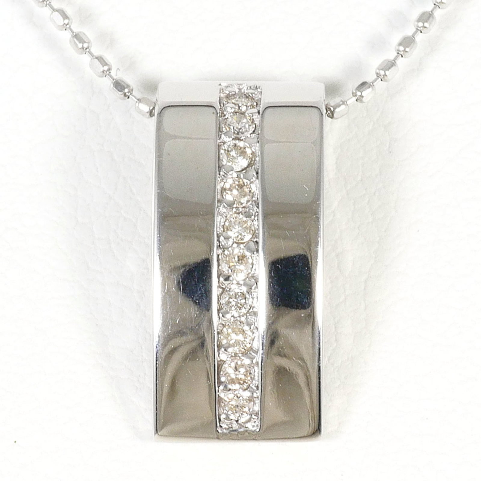 18K (18-Karat White Gold) Necklace With 0.1Ct Diamond Total Weight 2.9G 39Cm Length. Jewelry.: 18K (18-Karat White Gold) Necklace With 0.1Ct Diamond Total Weight 2.9G 39Cm Length. Jewelry. 18K white gold necklace with a total weight of 0.1 carat diamond, featuring a 39cm length and pendant