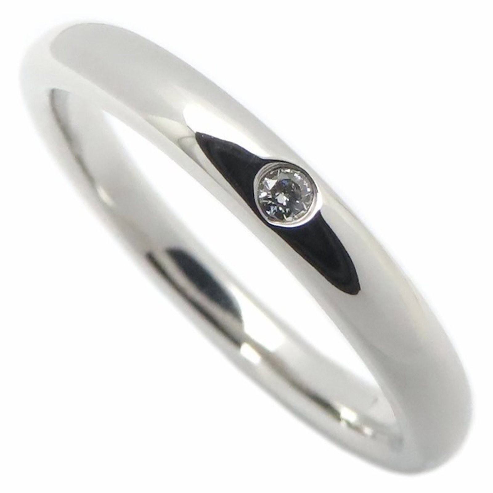 Tiffany platinum ring band: Tiffany platinum ring band Platinum band ring from Tiffany featuring a diamond stone, available in US size 8 and JP size 16. The ring's sleek design showcases the shine of its platinum material, while