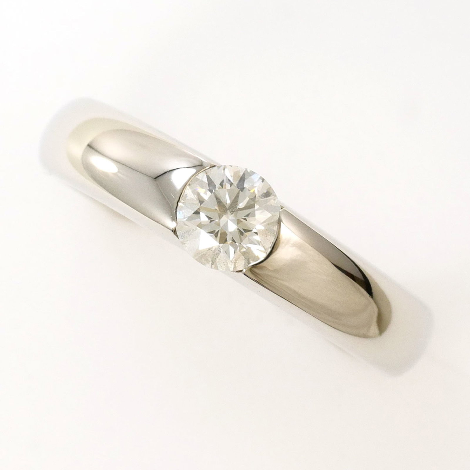 Ring Band Platinum Unbranded 900: Ring Band Platinum Unbranded 900 This platinum band ring features a diamond stone set in a sturdy 900 platinum metal construction, weighing 0.316 carats and measuring 5mm wide. The US size 4.5 and