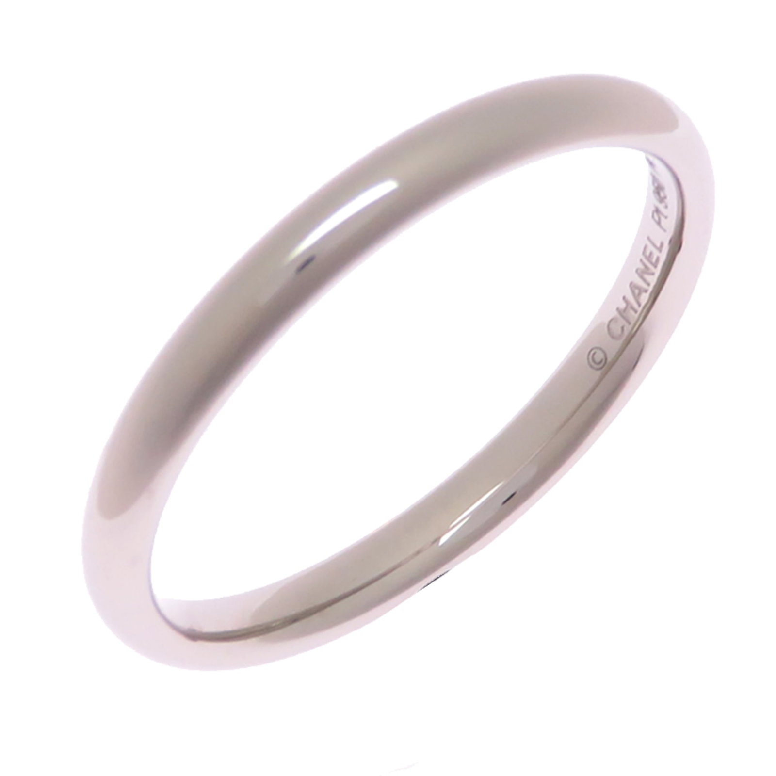 Ring in platinum 950 by Chanel: Ring in platinum 950 by Chanel Platinum band ring from Chanel, featuring 950 platinum material and available in US size 9 and JP size 18.5. This stylish piece showcases the luxury brand's signature