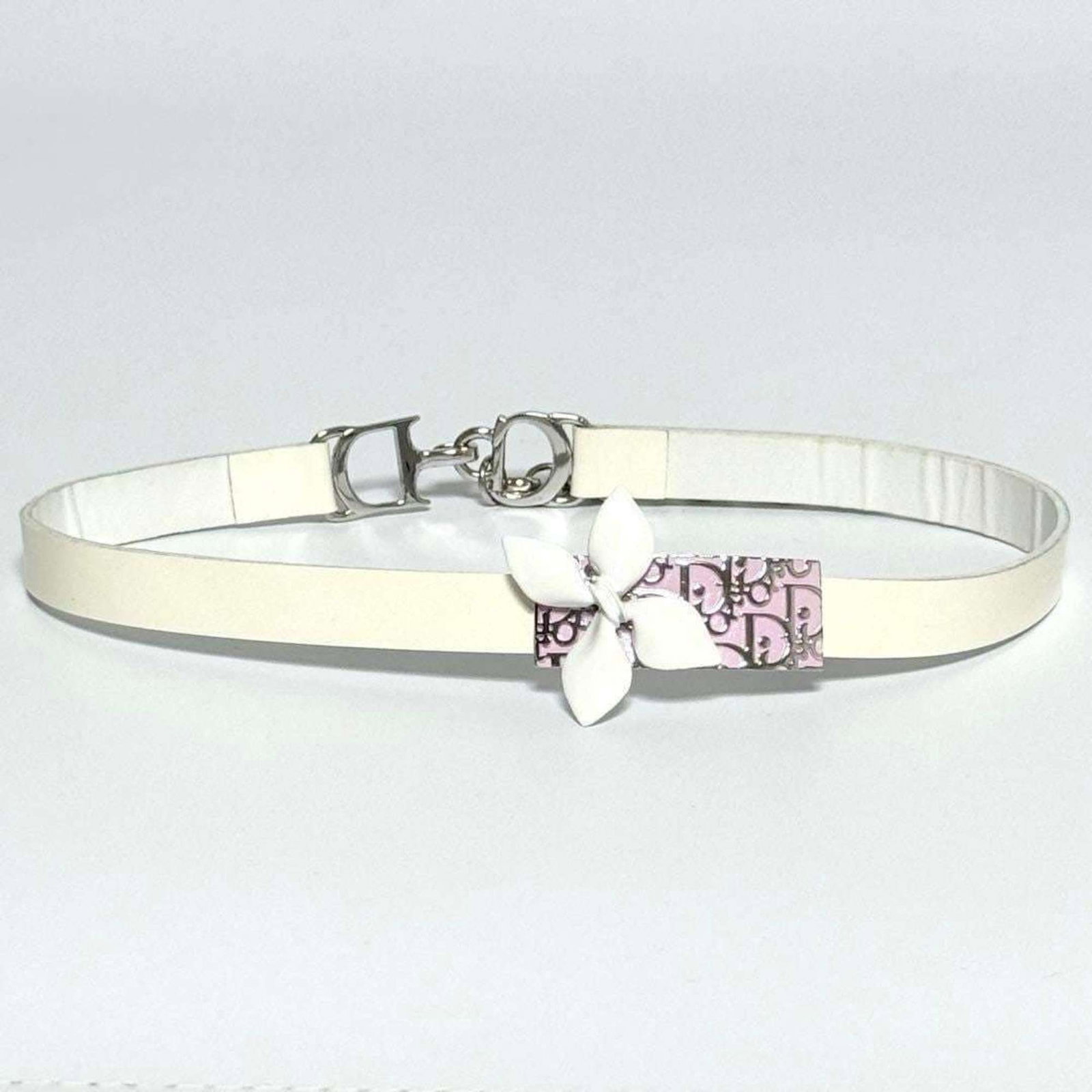 Christian Dior Women'S Choker Necklace Trotter Flower: Christian Dior Women'S Choker Necklace Trotter Flower Christian Dior's Women's Choker Necklace Trotter Flower boasts a sleek, modern design with intricate details. The leather and metal combination