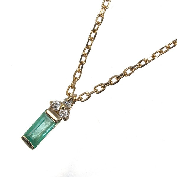 Diamond Emerald Necklace Gold 18K Vendome Yellow: Diamond Emerald Necklace Gold 18K Vendome Yellow Yellow gold pendant adorned with a natural emerald and diamond, set in a beautiful 18k chain. The pendant measures 7.6 x 2.8mm and the necklace length